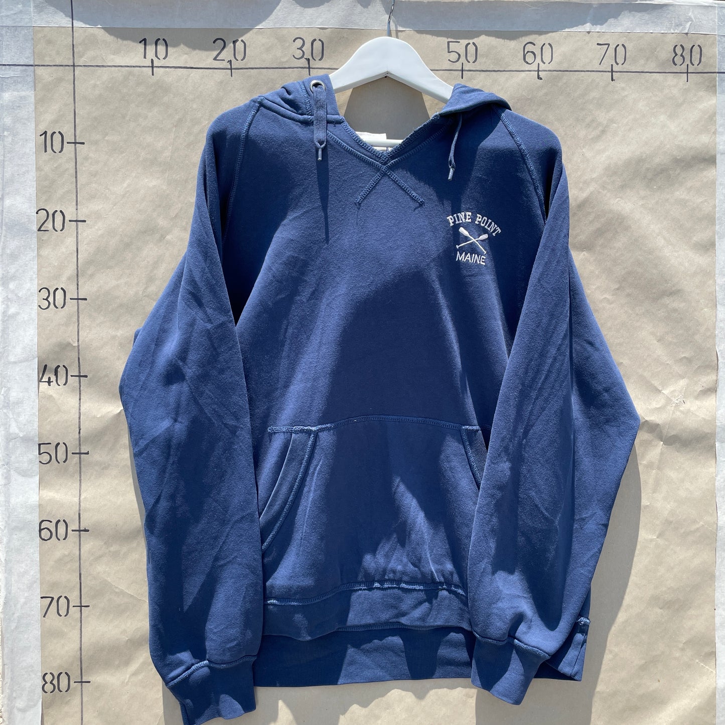 Marineblå Pine Point Hoodie Med Broderi – Vintage Stil