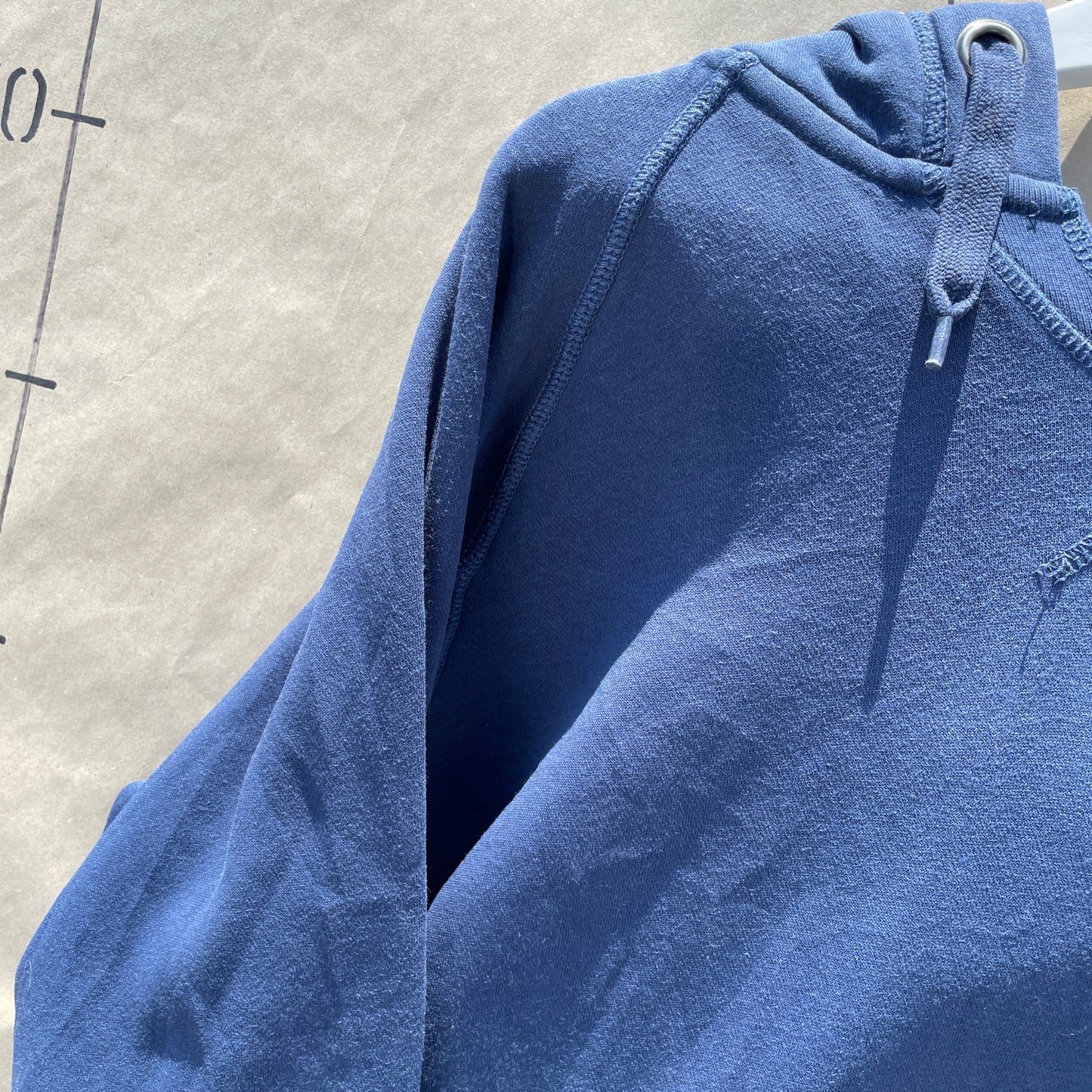Marineblå Pine Point Hoodie Med Broderi – Vintage Stil