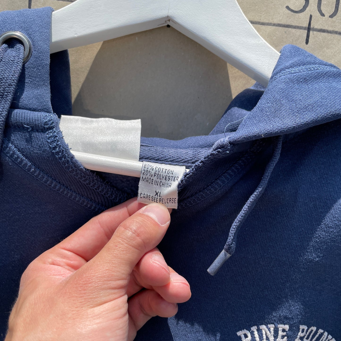 Marineblå Pine Point Hoodie Med Broderi – Vintage Stil