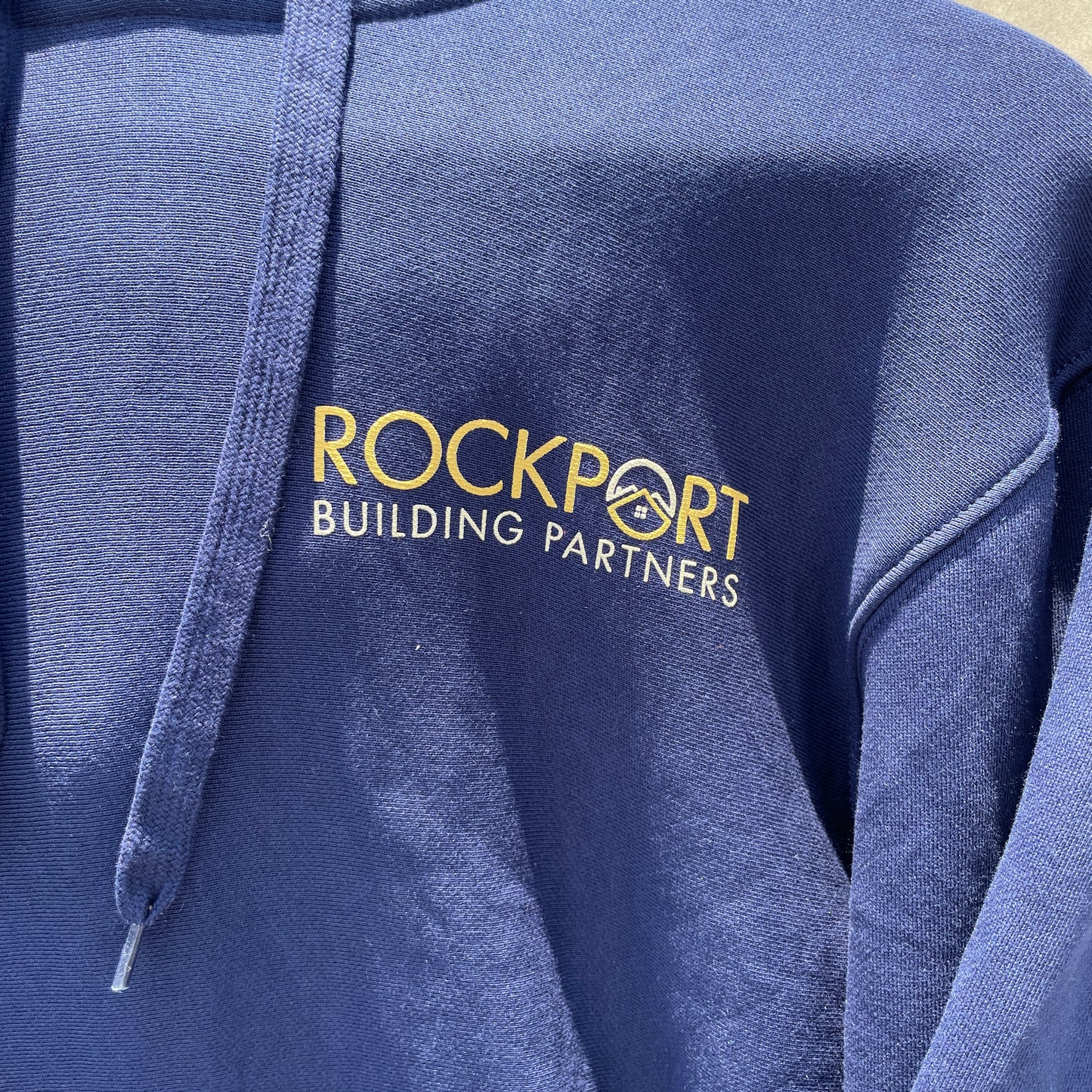 Marineblå Rockport Building Partners Hoodie Med Print – Vintage Stil