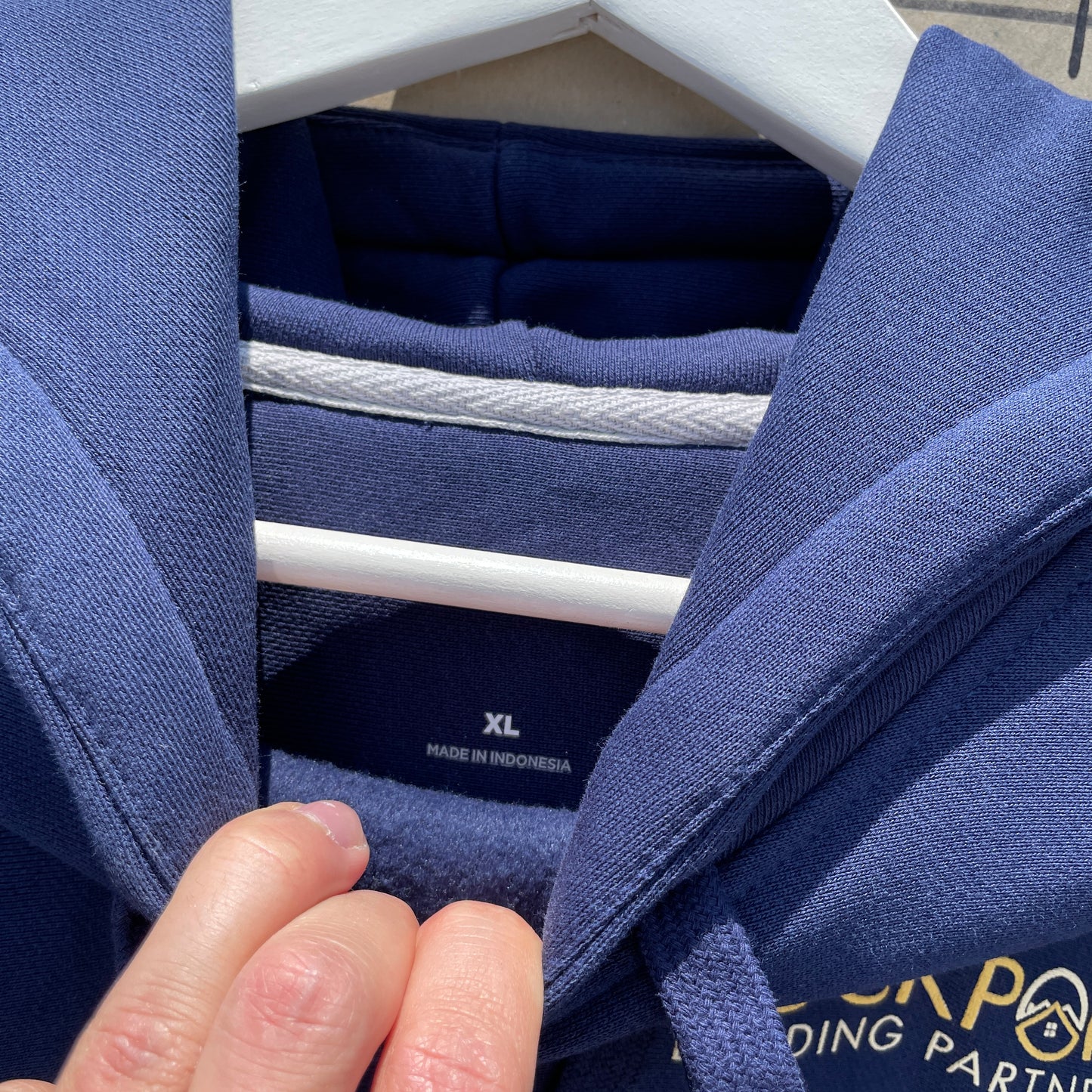 Marineblå Rockport Building Partners Hoodie Med Print – Vintage Stil