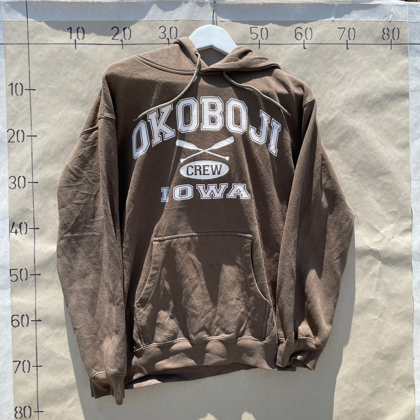 Brun Okoboji Iowa Crew Hoodie Med Print – Retro Collegestil