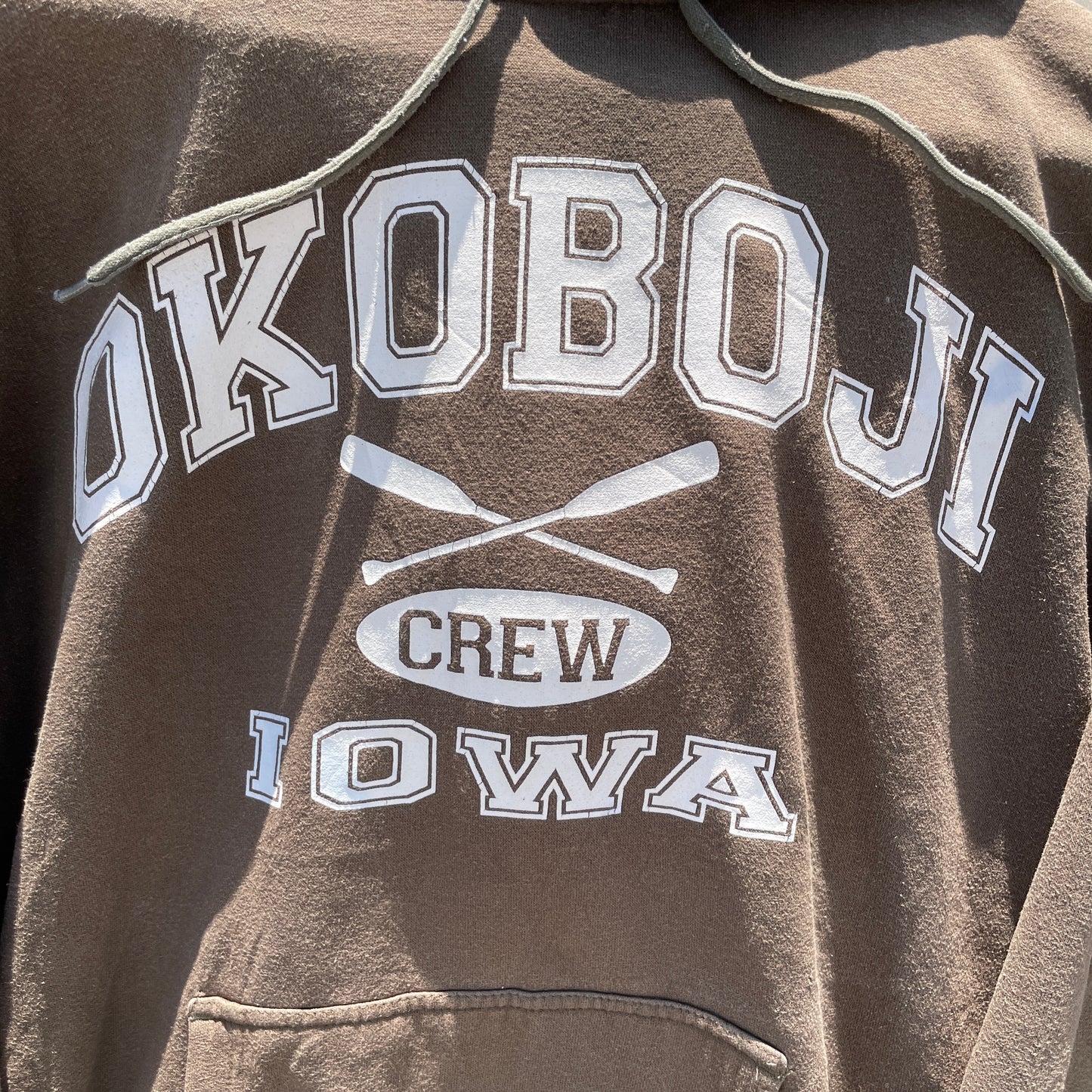 Brun Okoboji Iowa Crew Hoodie Med Print – Retro Collegestil