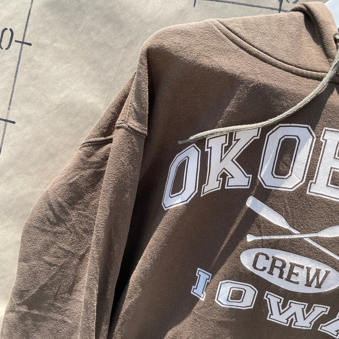 Brun Okoboji Iowa Crew Hoodie Med Print – Retro Collegestil