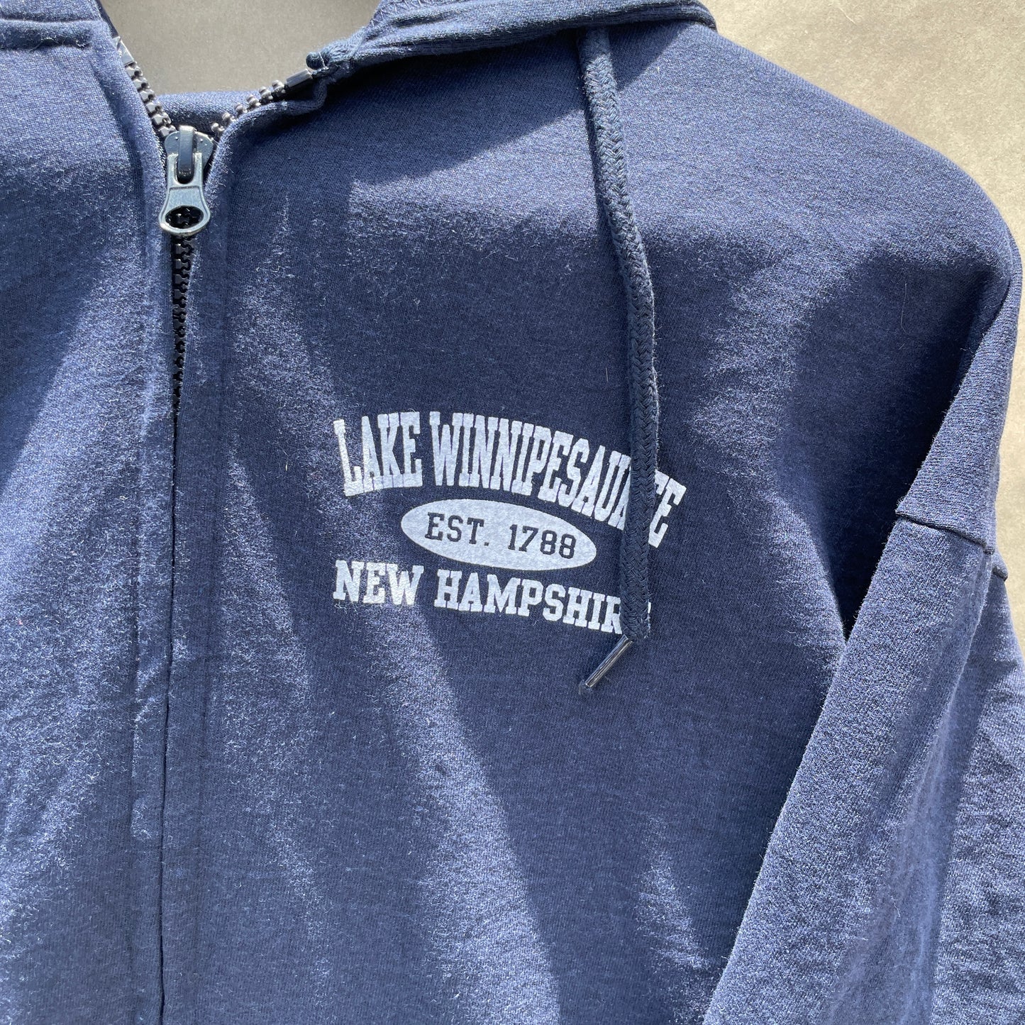 Marineblå Zip Hoodie Med Vintage Lake Winnipesaukee Print