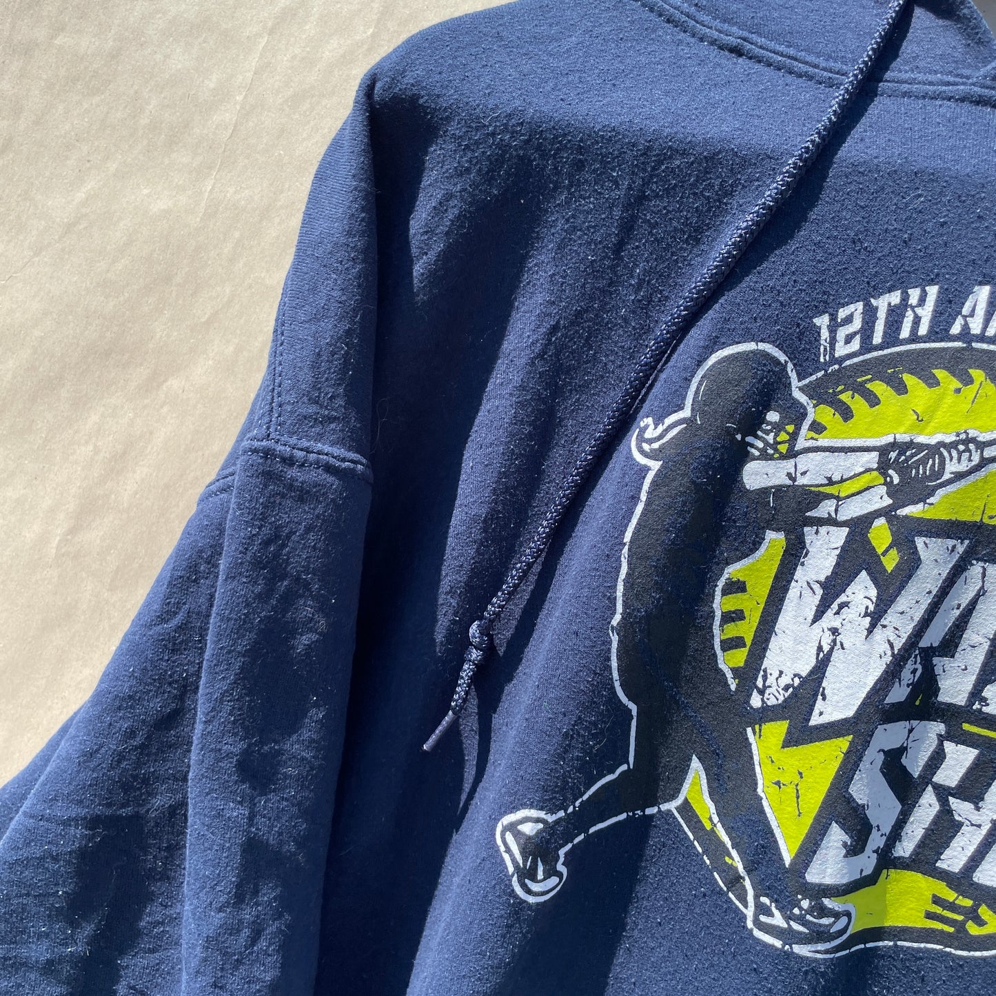 Mørkeblå Vintage Hoodie Med War On The Shore Print