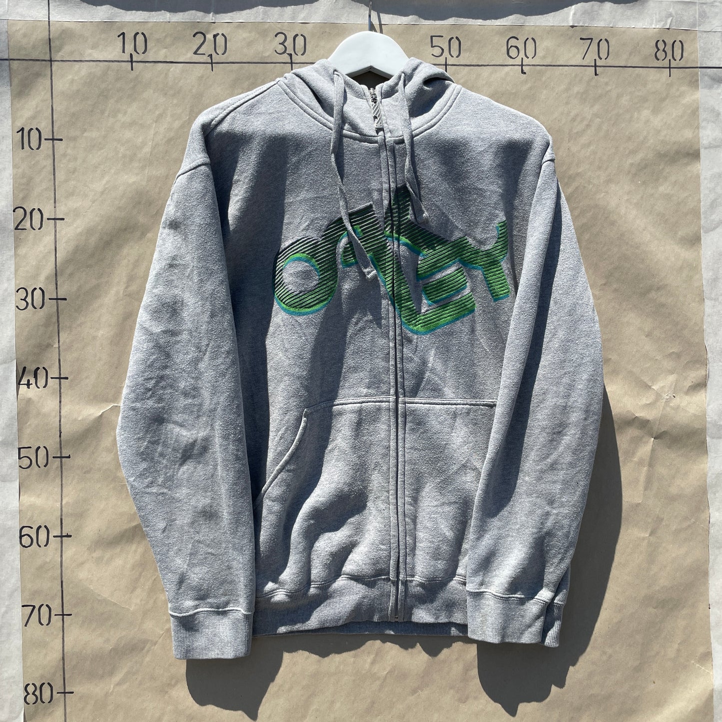 Grå Oakley Zip Hoodie Med Retro Print