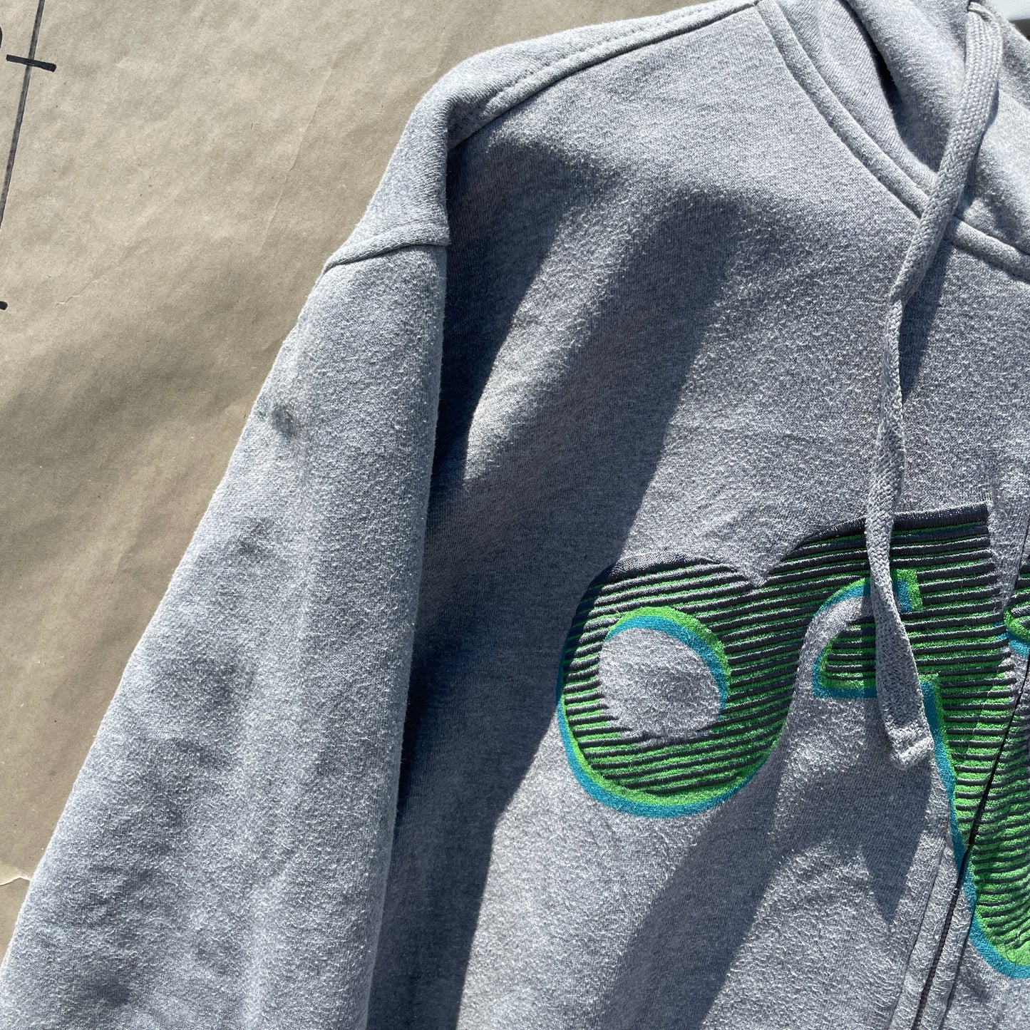 Grå Oakley Zip Hoodie Med Retro Print