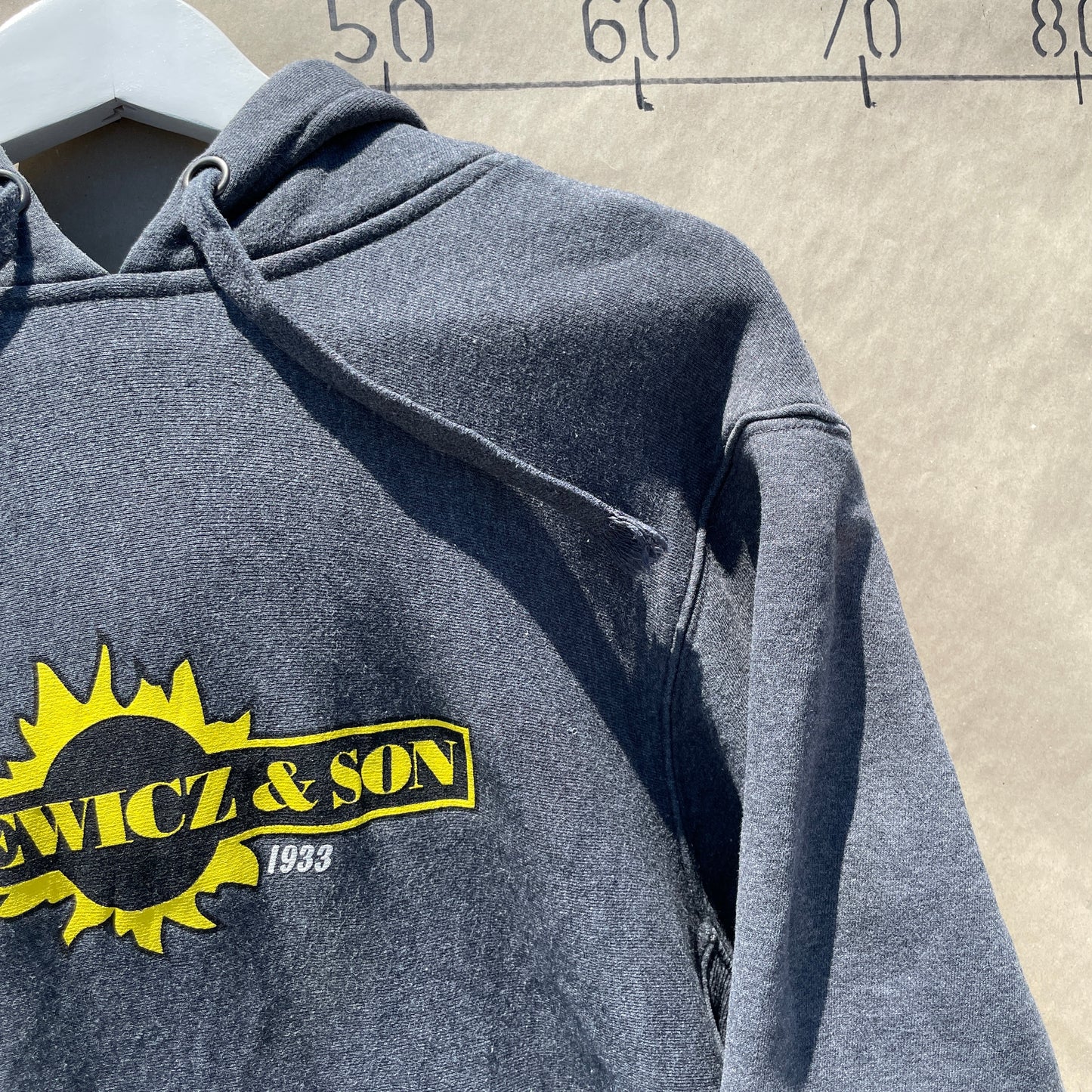 Mørkegrå Vintage Jancewicz & Son Hoodie Med Gul Print