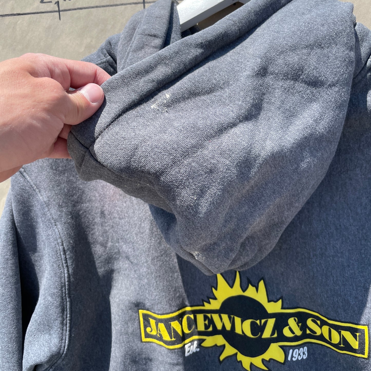 Mørkegrå Vintage Jancewicz & Son Hoodie Med Gul Print