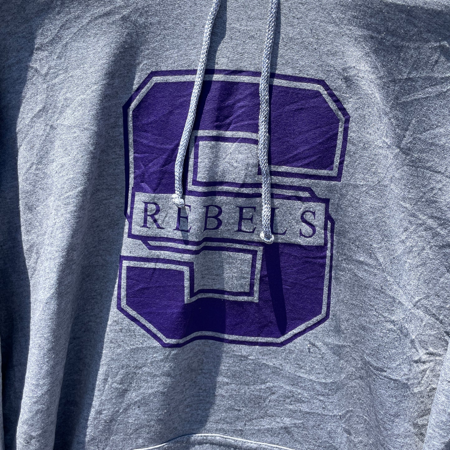 Grå Rebels College Hoodie Med Lilla Print – Vintage Sporty Look