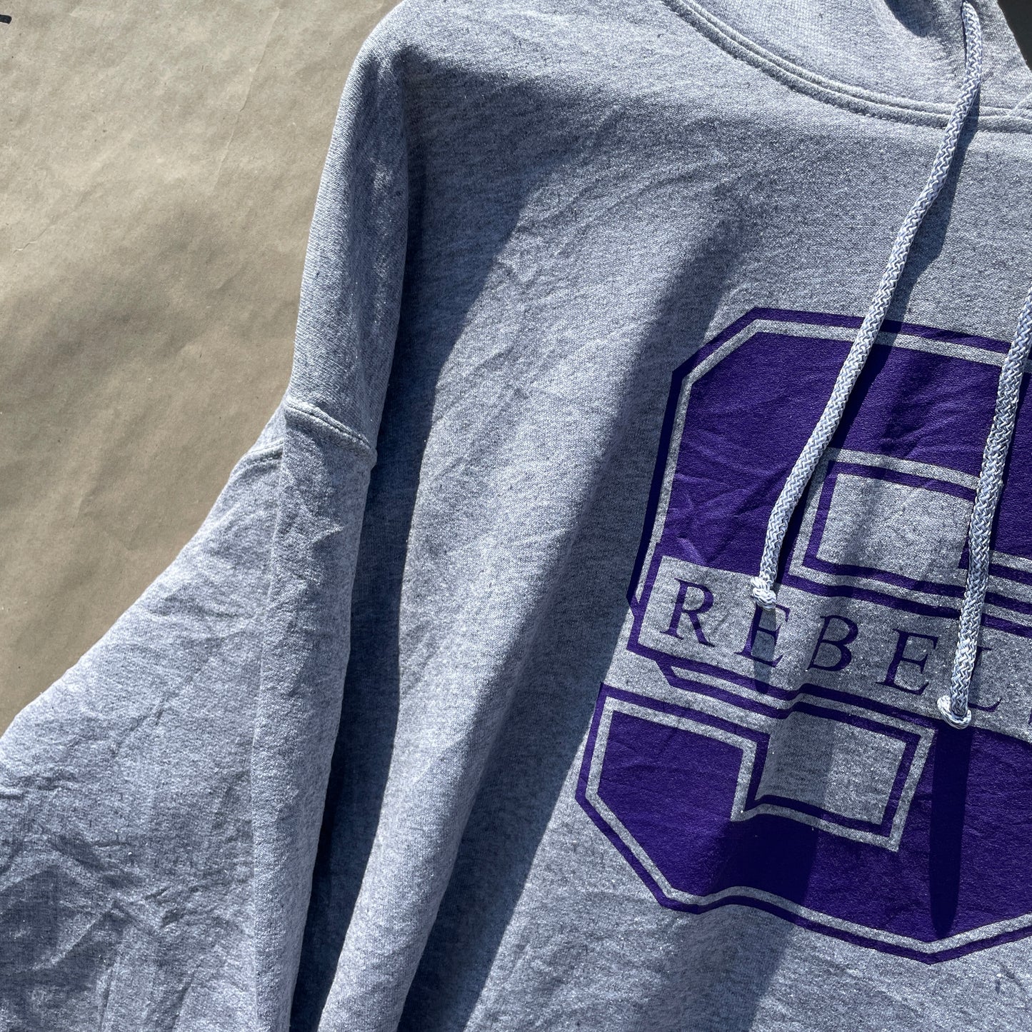 Grå Rebels College Hoodie Med Lilla Print – Vintage Sporty Look