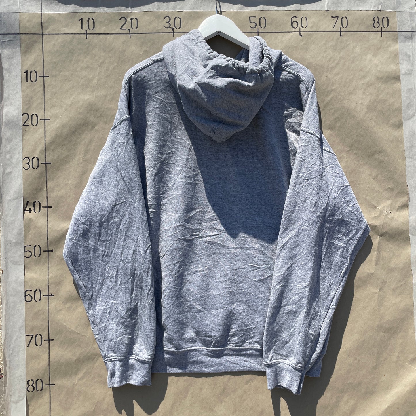 Grå Rebels College Hoodie Med Lilla Print – Vintage Sporty Look