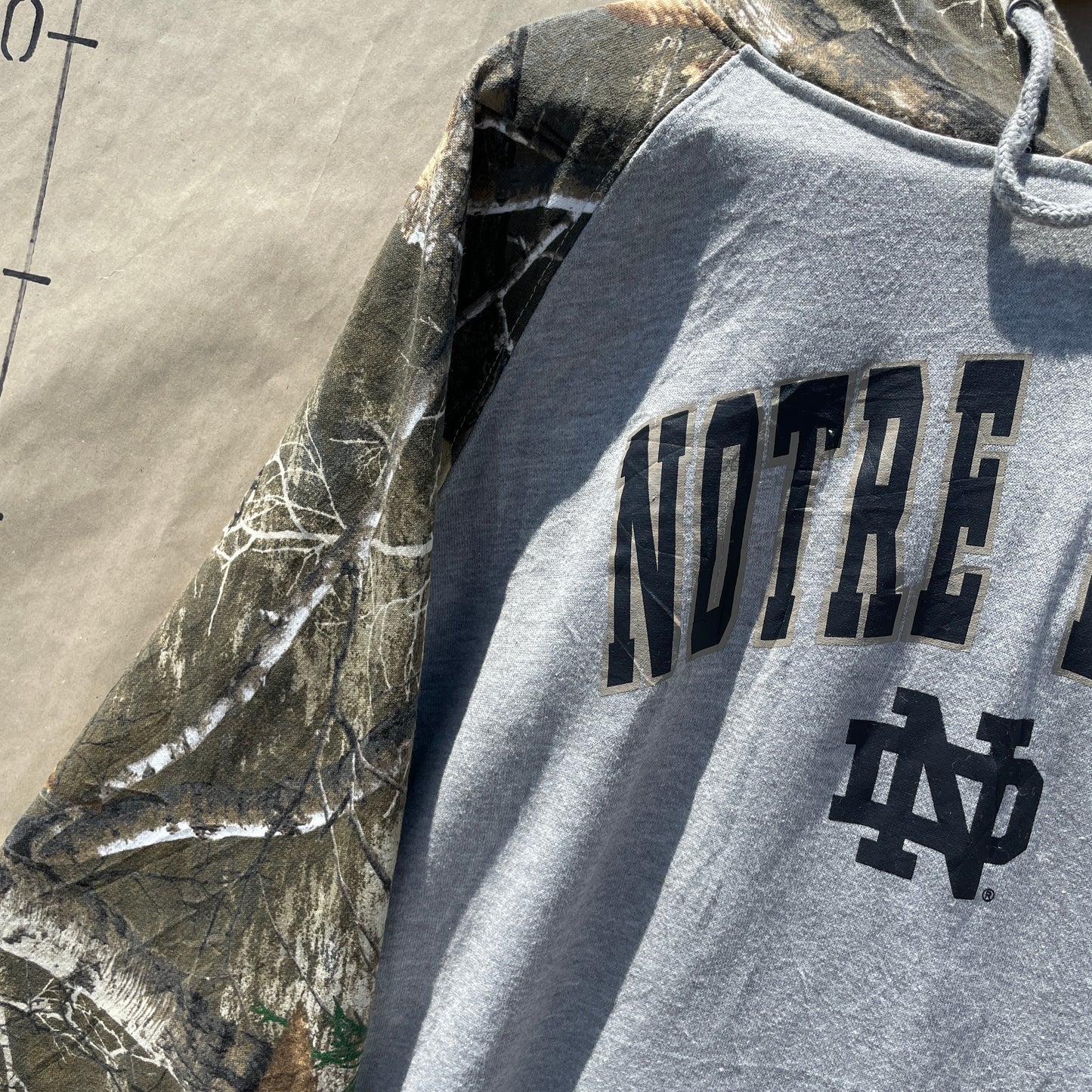 Grå Camo Vintage Notre Dame Hoodie Med Print