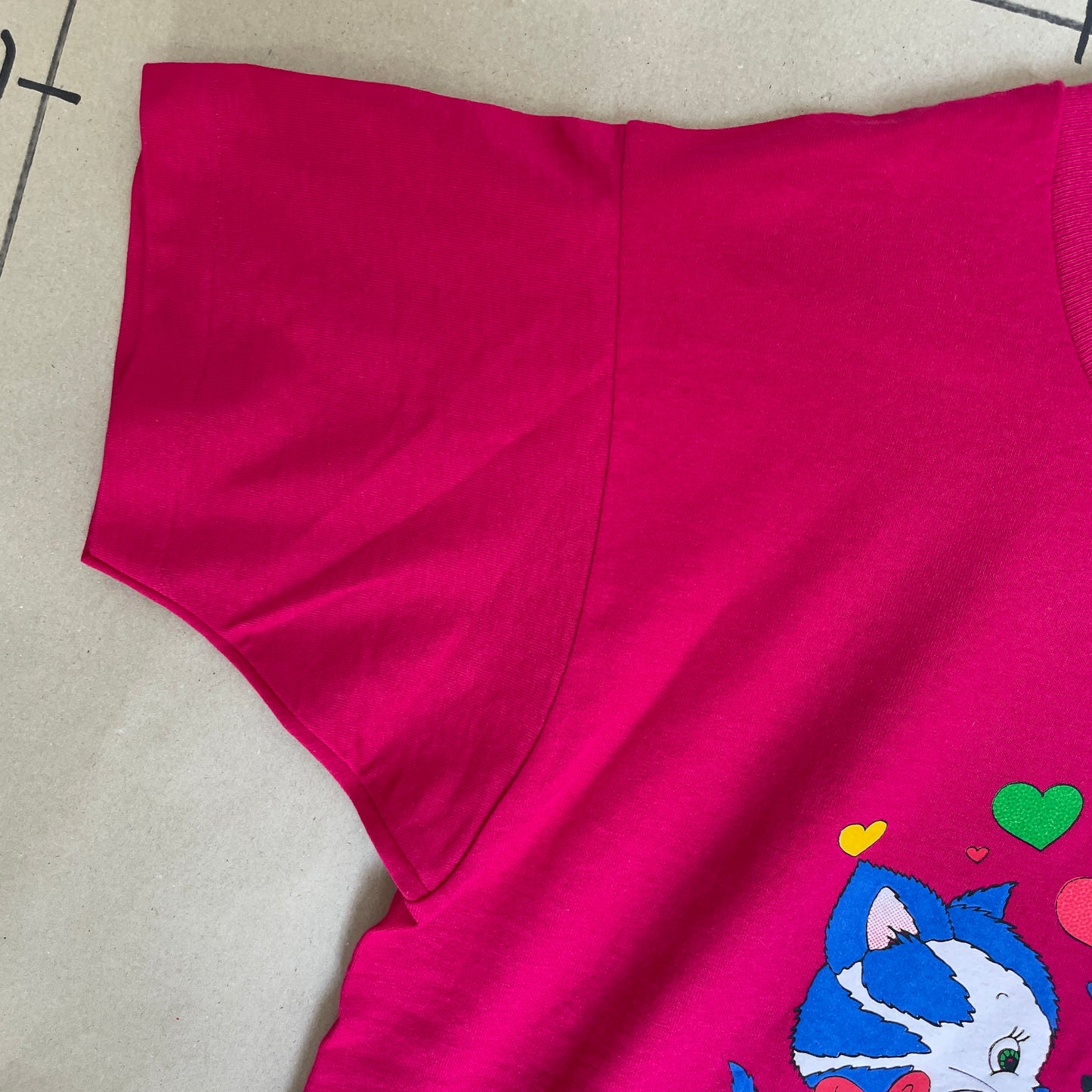 Pink Vintage T-Shirt Med Tegneserie Hund Og Kat – Sød Vintage Stil