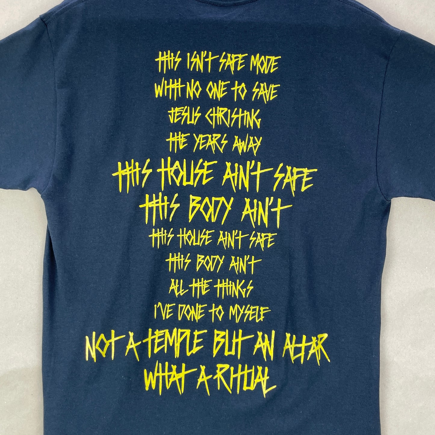 Sort Grafisk Band T-Shirt Med Gul Demonkranie Og Tekst På Ryggen