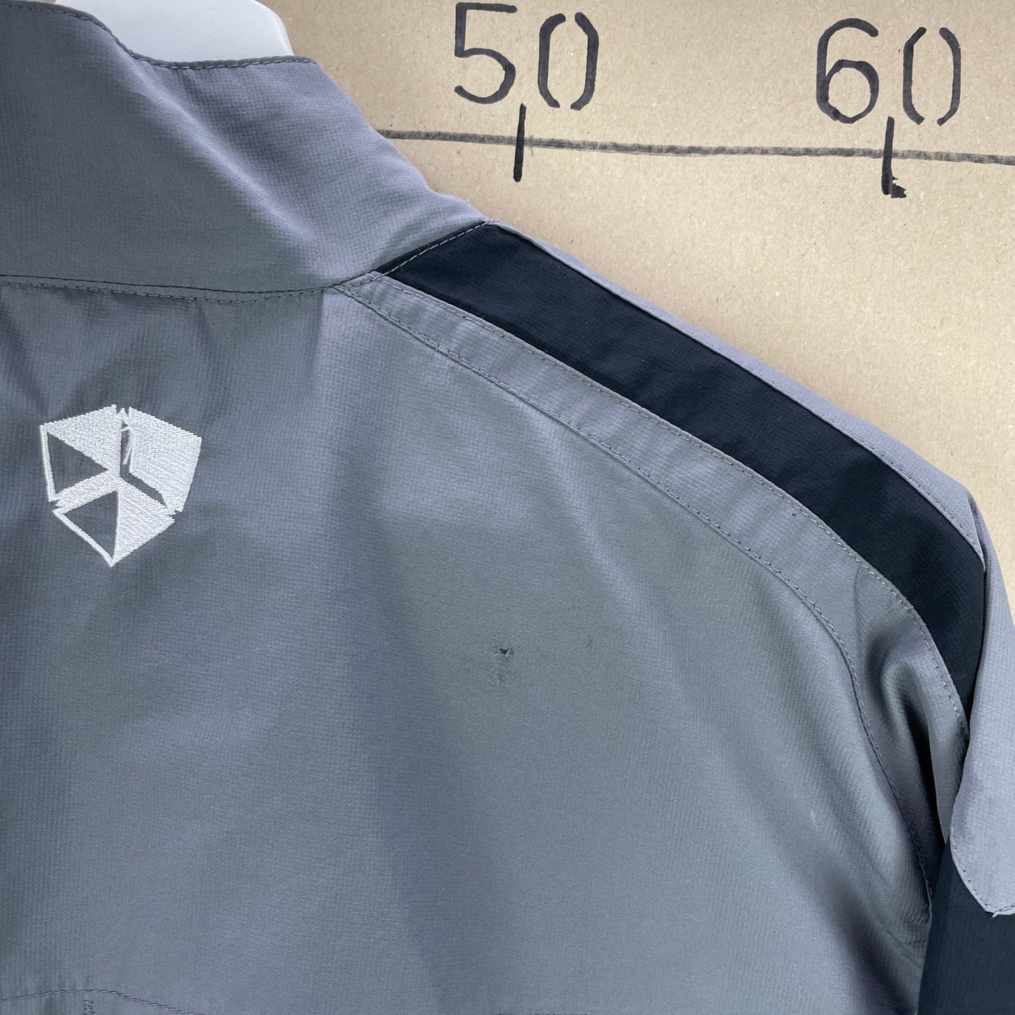 Grå Nike Dri-Fit Træningsjakke Med Hætte Og Sort Kontrastdesign