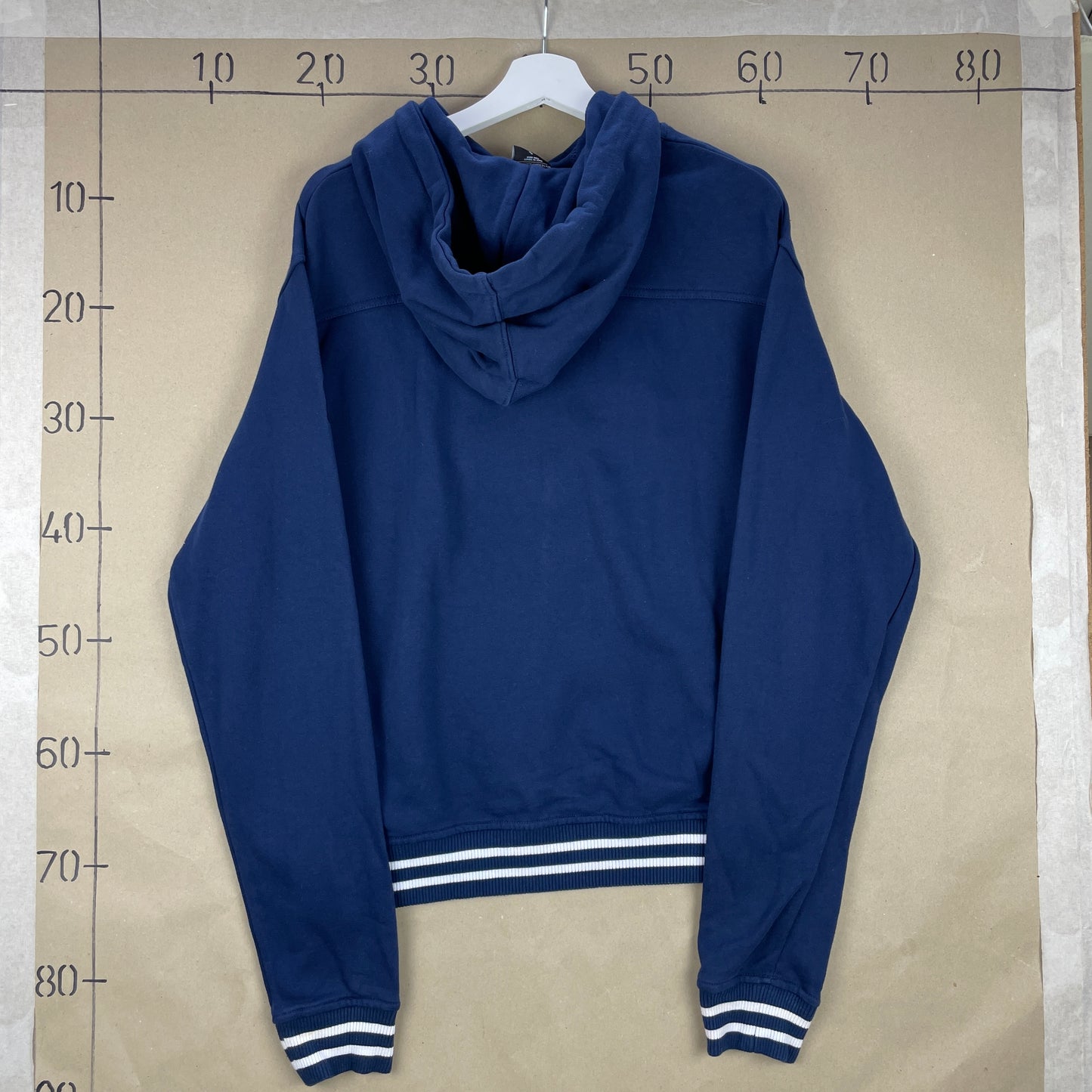 Blå FUBU Hoodie Med Stor Rød Logo Patch Og Detaljer På Ærme