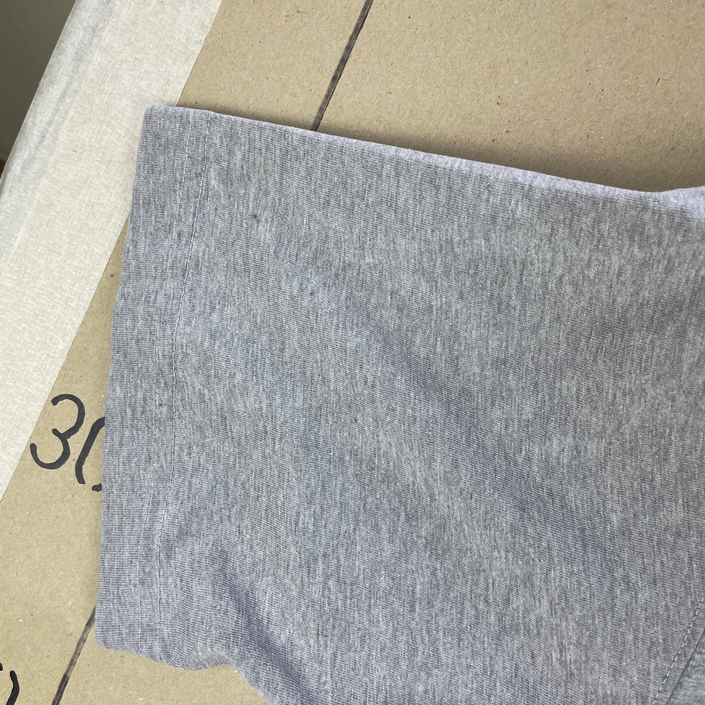 Grå Adidas Equipment T-Shirt – Klassisk 90er Sportsstil