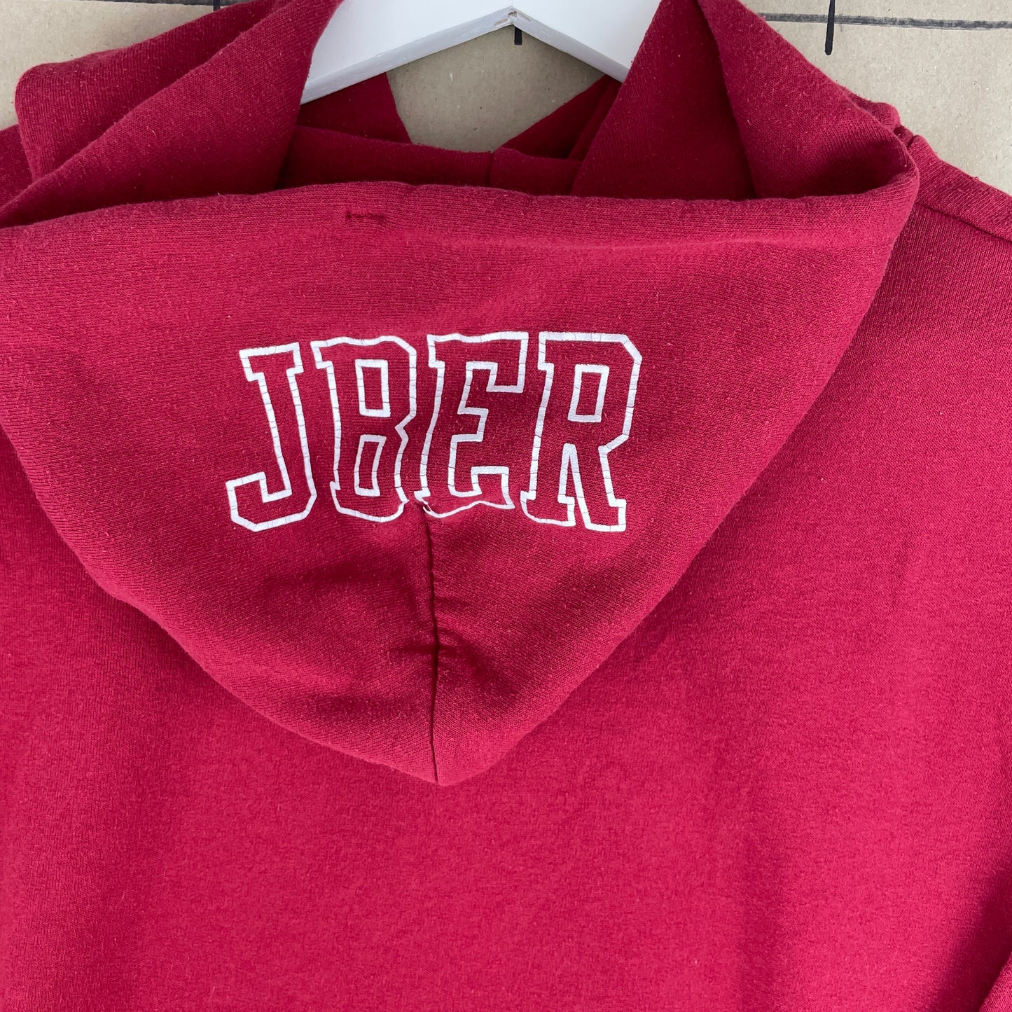 Bordeaux Vintage Champion Hoodie Med “PROPERTY OF JBER” Frontprint Og Kængurulomme