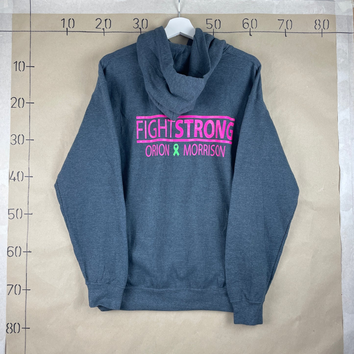 Grå Hoodie Med Pink “Tackle Cancer” Frontprint