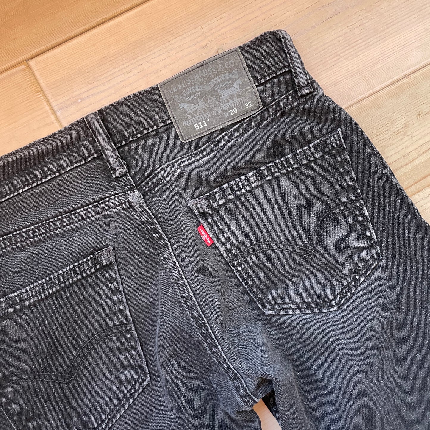 Sorte Levi’s 511 Raw-Hem Cropped Jeans