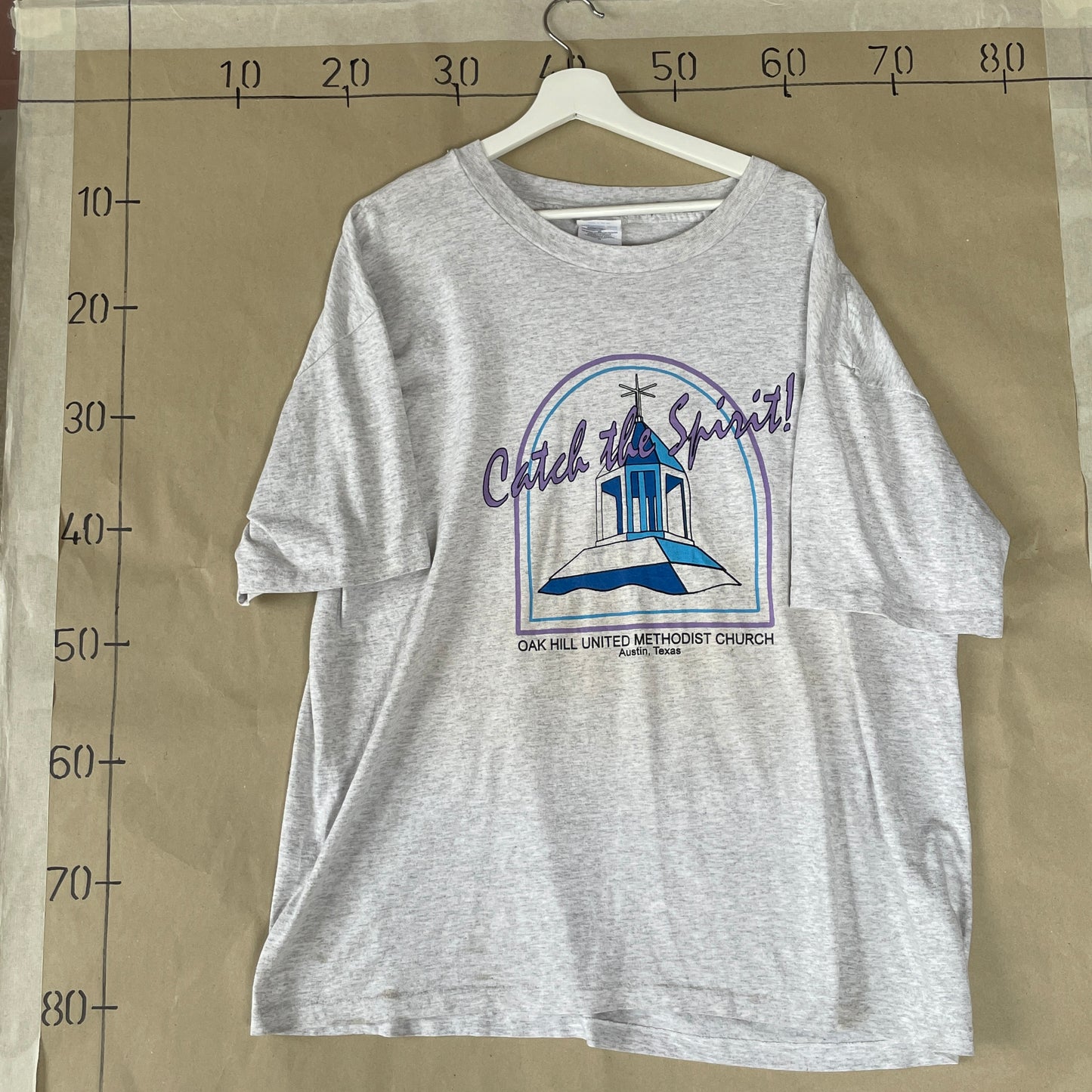 Grå Vintage T-shirt Med “Catch The Spirit!” Kirkeprint