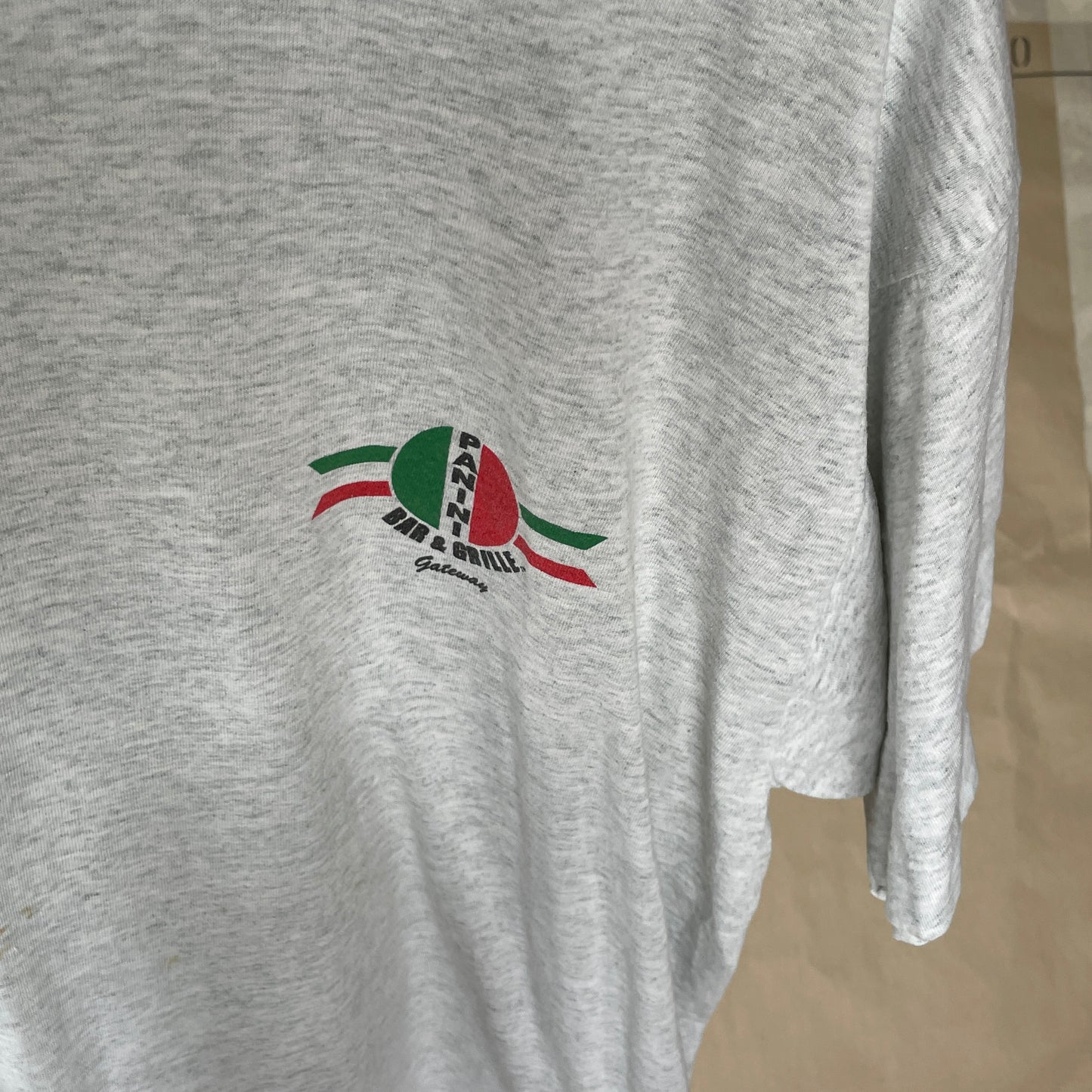 Grå Vintage Panini Bar & Grille T-Shirt Med Rygprint