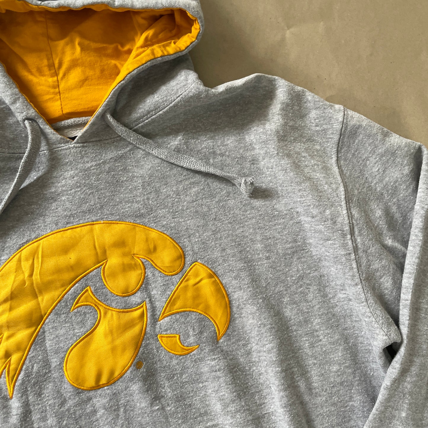 Grå Vintage Hoodie Med Gul Sportslogo Og Foer