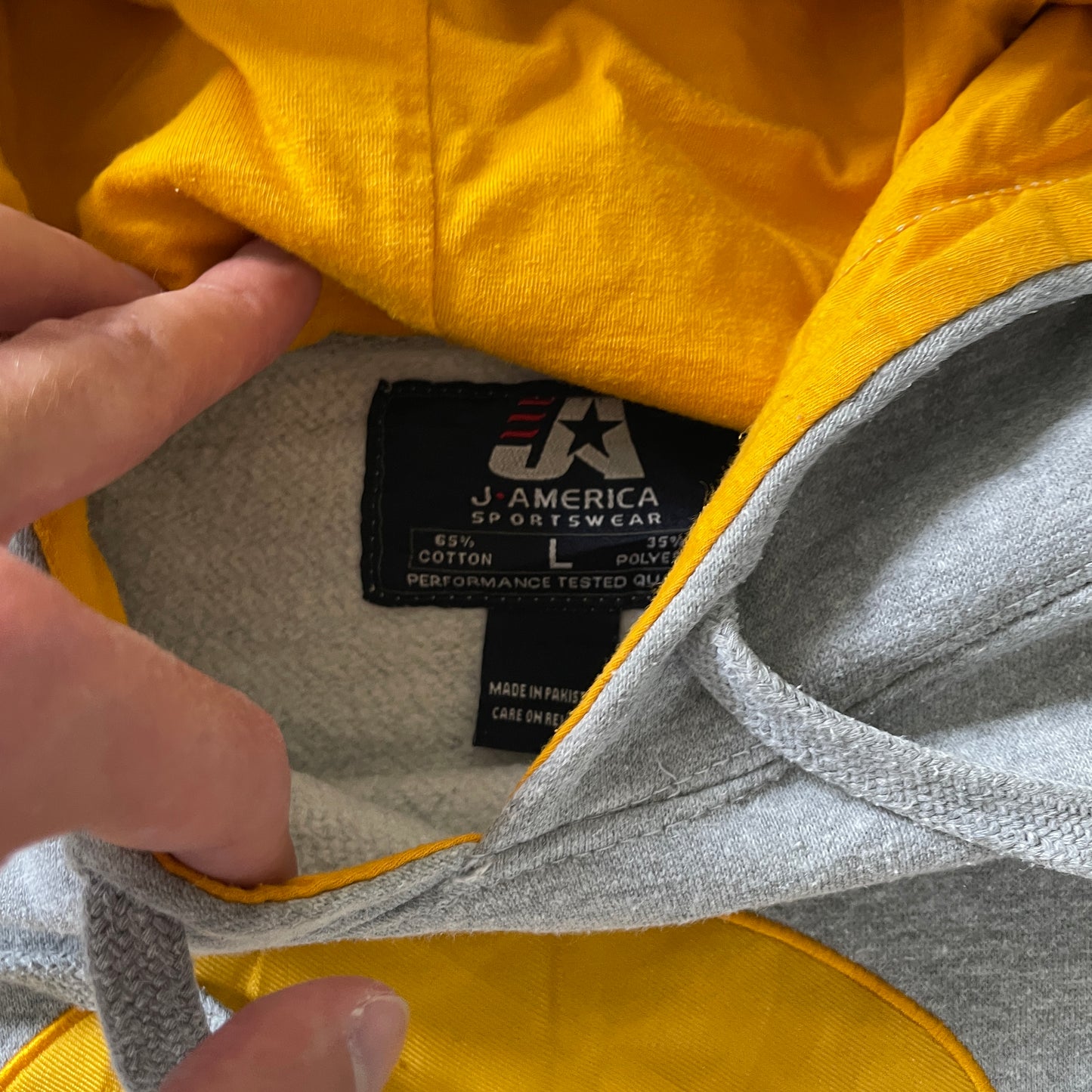 Grå Vintage Hoodie Med Gul Sportslogo Og Foer