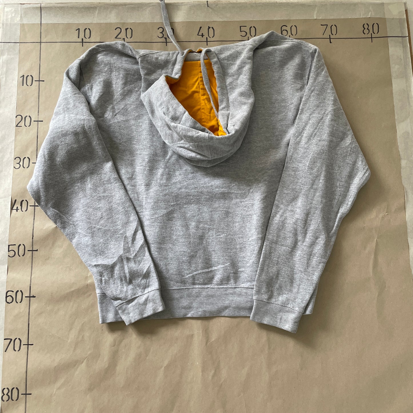 Grå Vintage Hoodie Med Gul Sportslogo Og Foer
