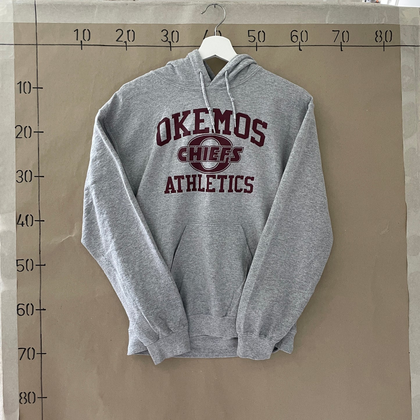 Grå Vintage Hoodie Med Bordeaux Sportslogo Og Bagtekst