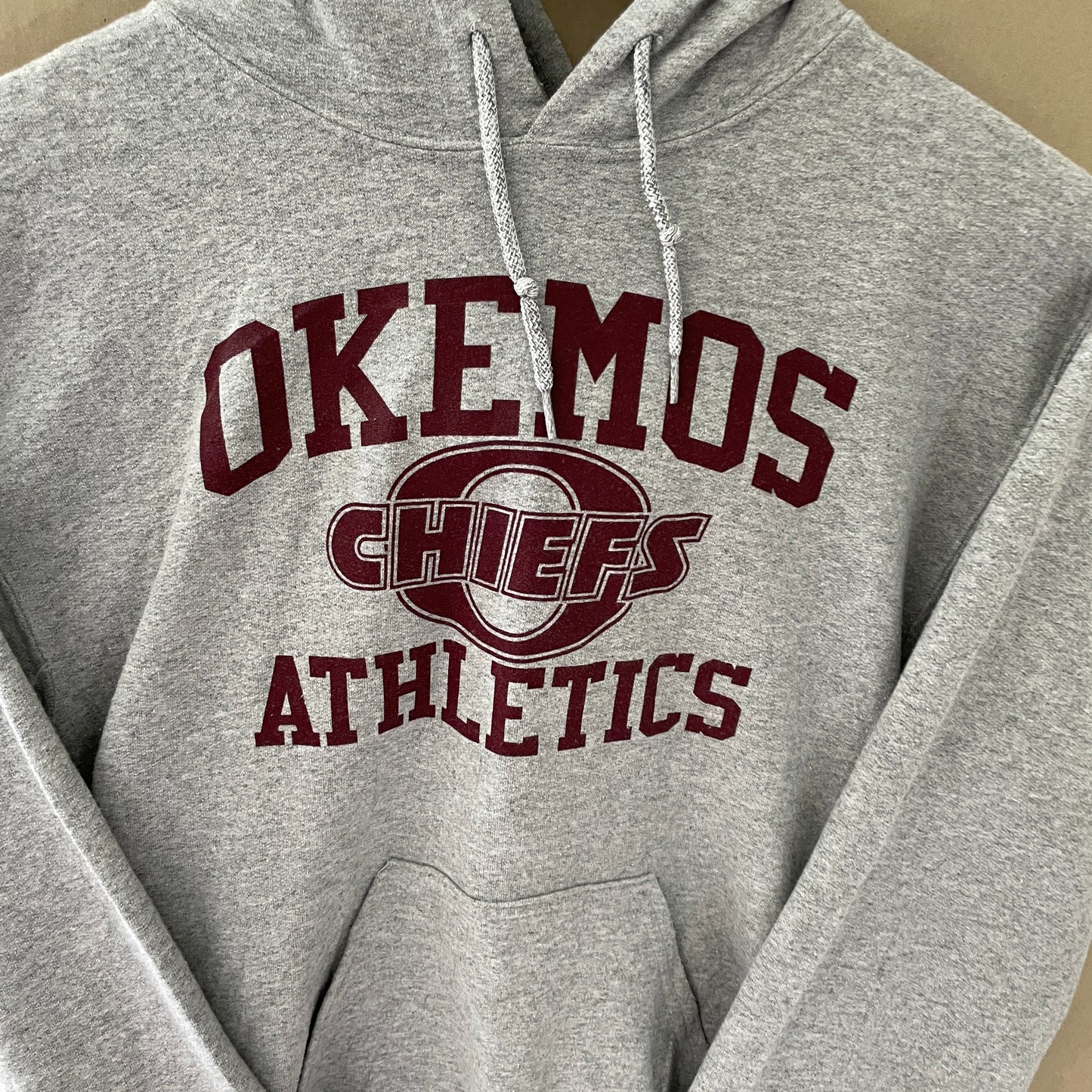 Grå Vintage Hoodie Med Bordeaux Sportslogo Og Bagtekst