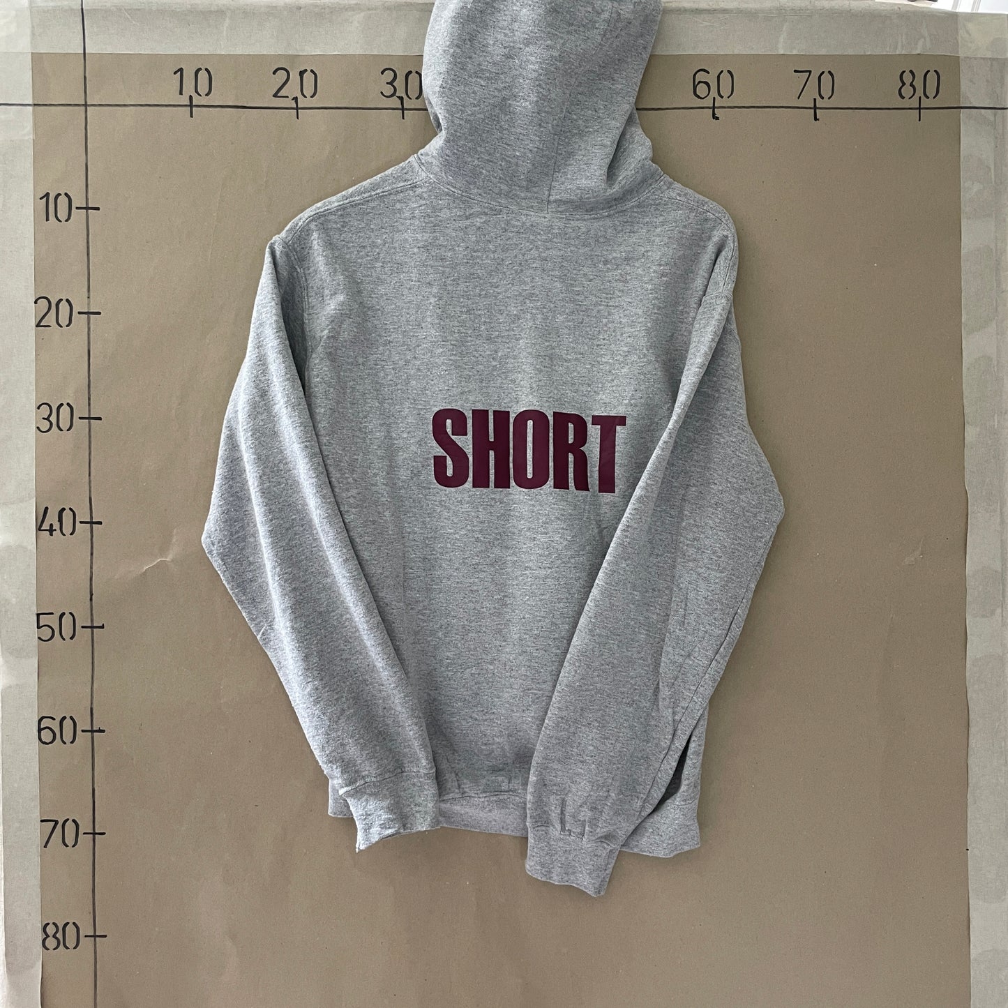 Grå Vintage Hoodie Med Bordeaux Sportslogo Og Bagtekst