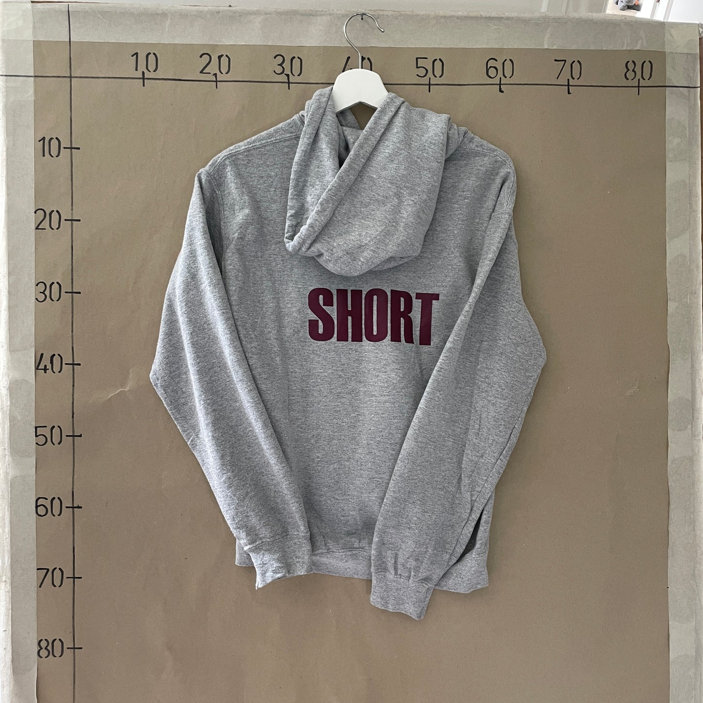 Grå Vintage Hoodie Med Bordeaux Sportslogo Og Bagtekst