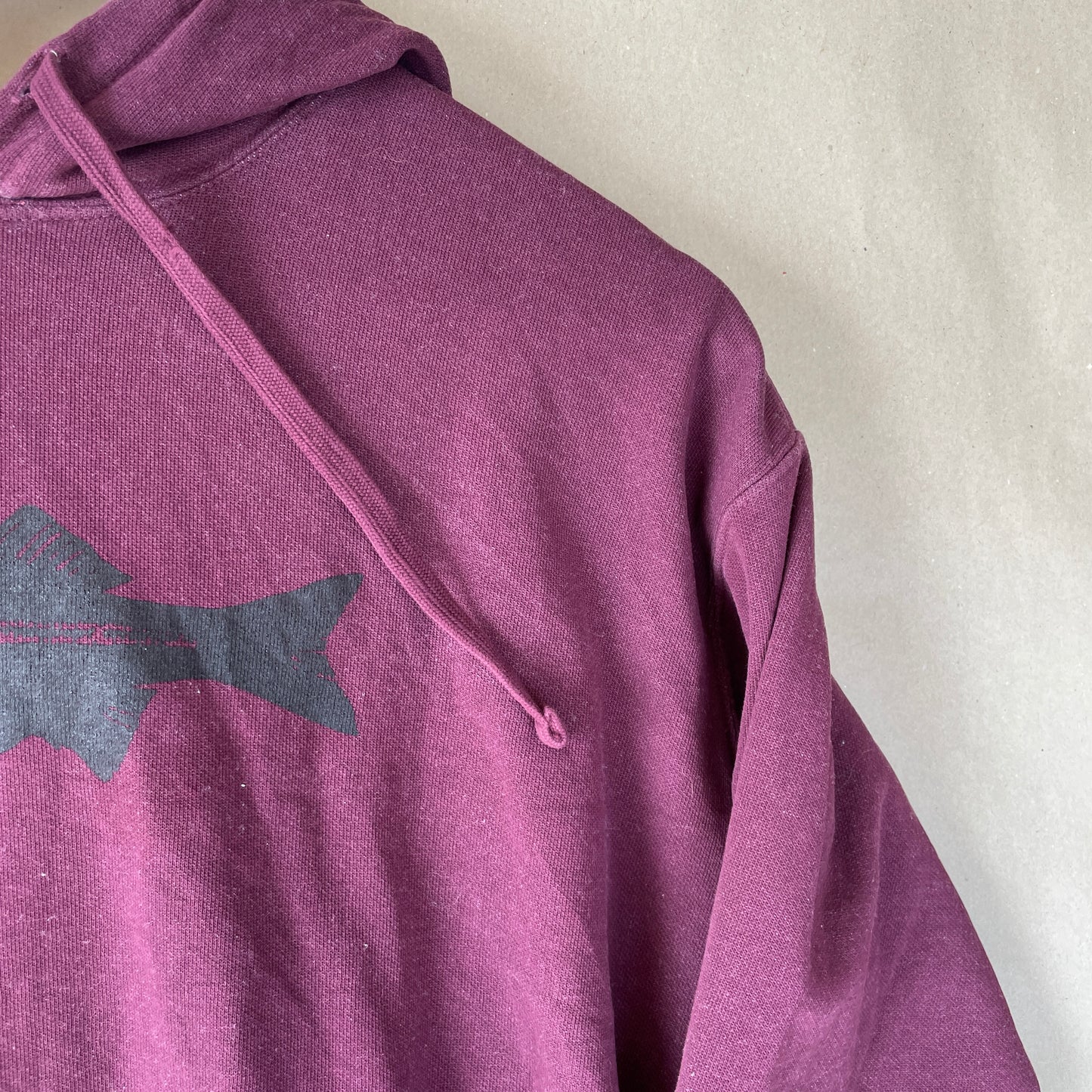 Bordeaux Comfort Colors Hoodie Med Fisketryk – The Black Bass