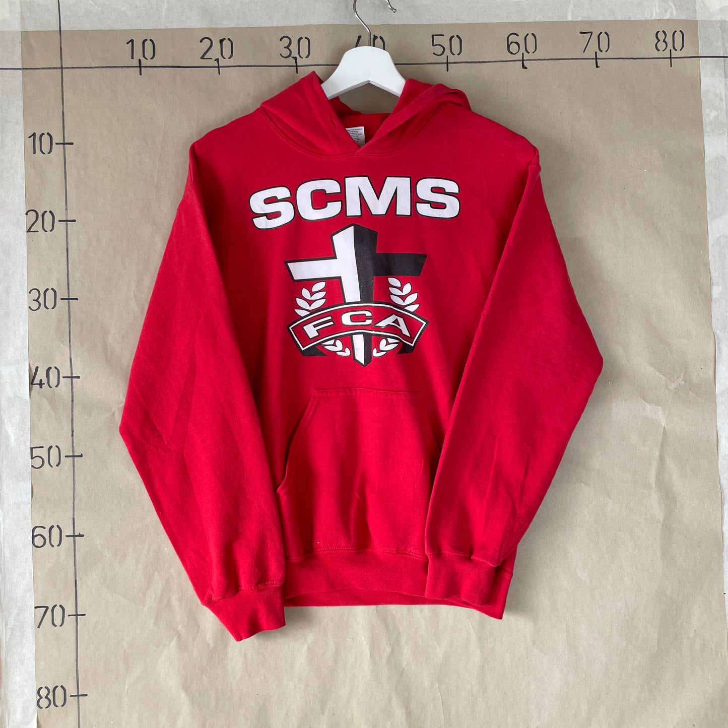 Rød Vintage Hoodie Med SCMS Print Og Krydslogo