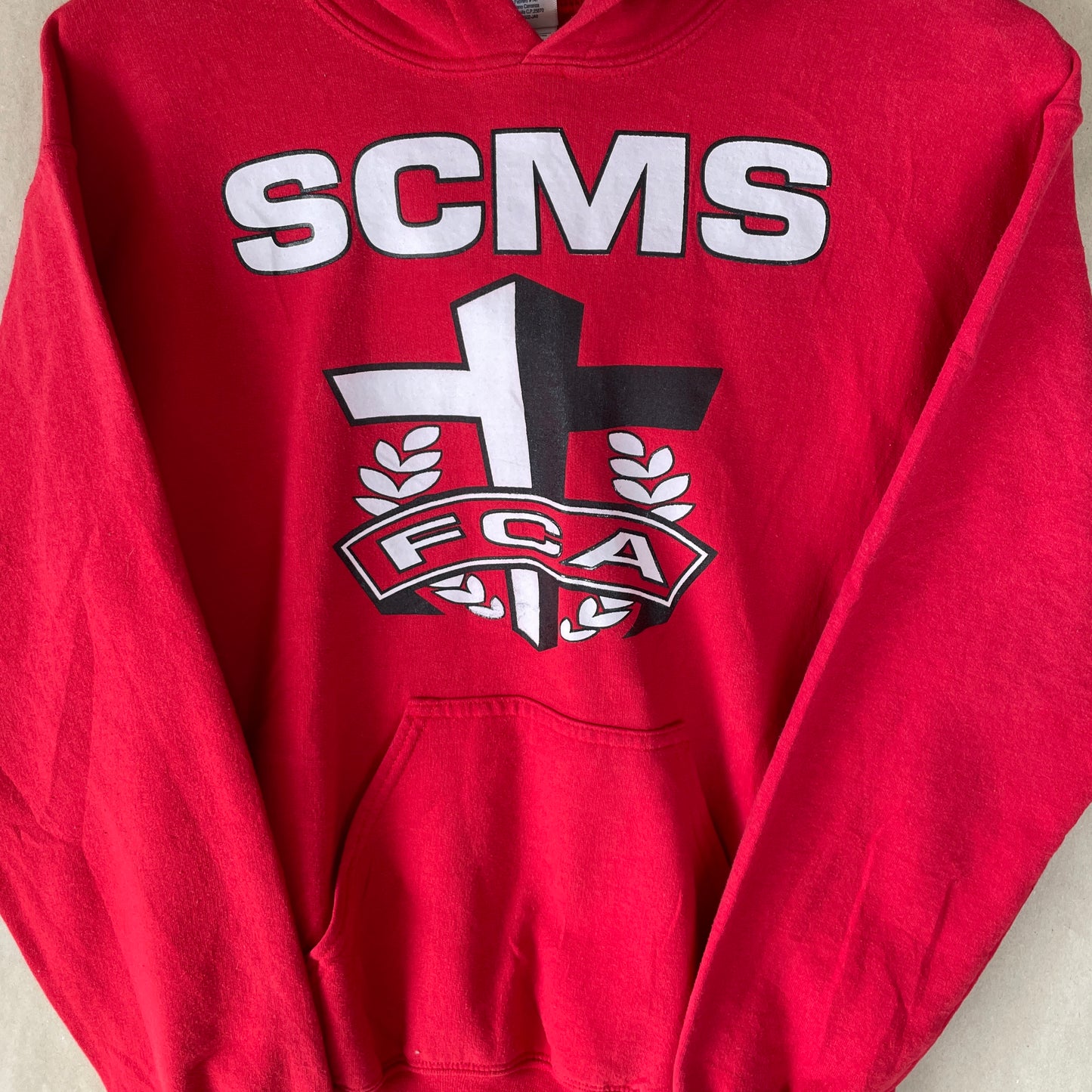 Rød Vintage Hoodie Med SCMS Print Og Krydslogo