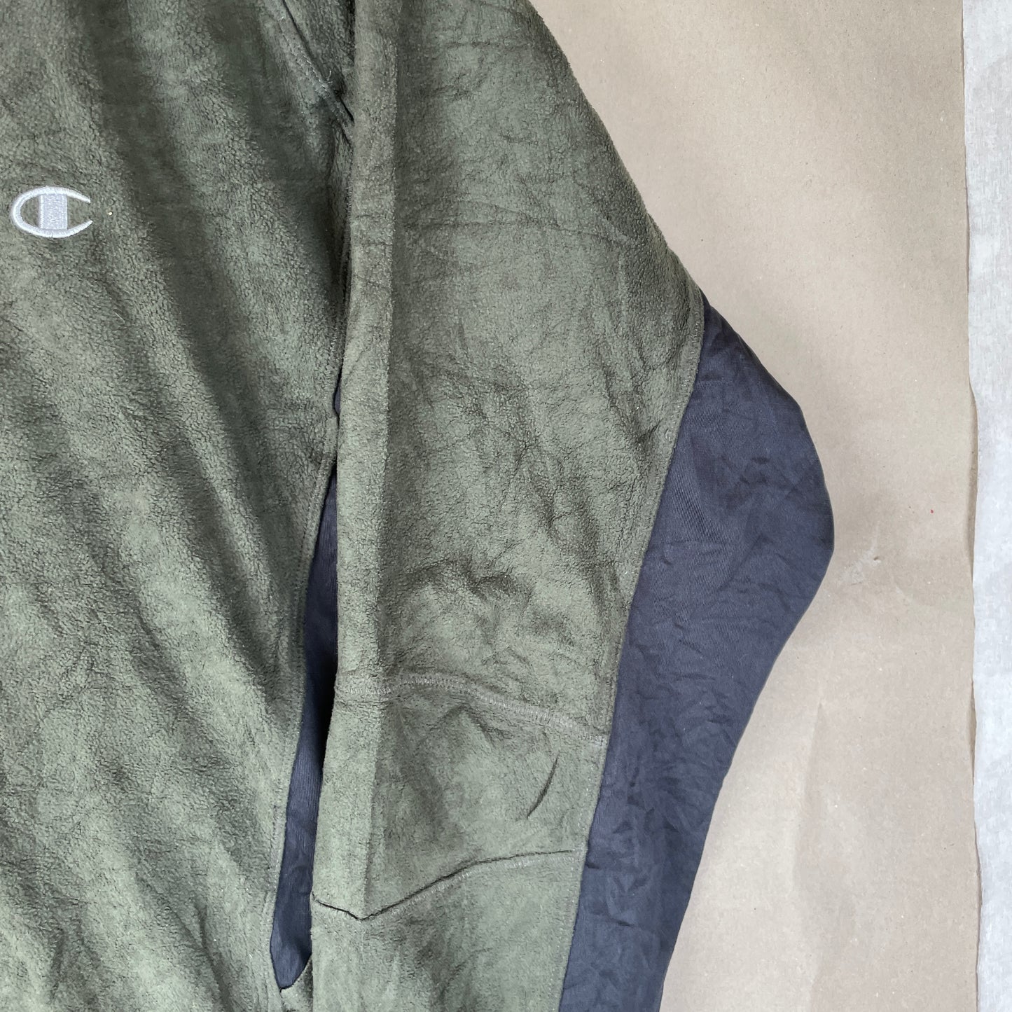 Armygrøn Champion Fleece Zip – Sporty Outdoor Look