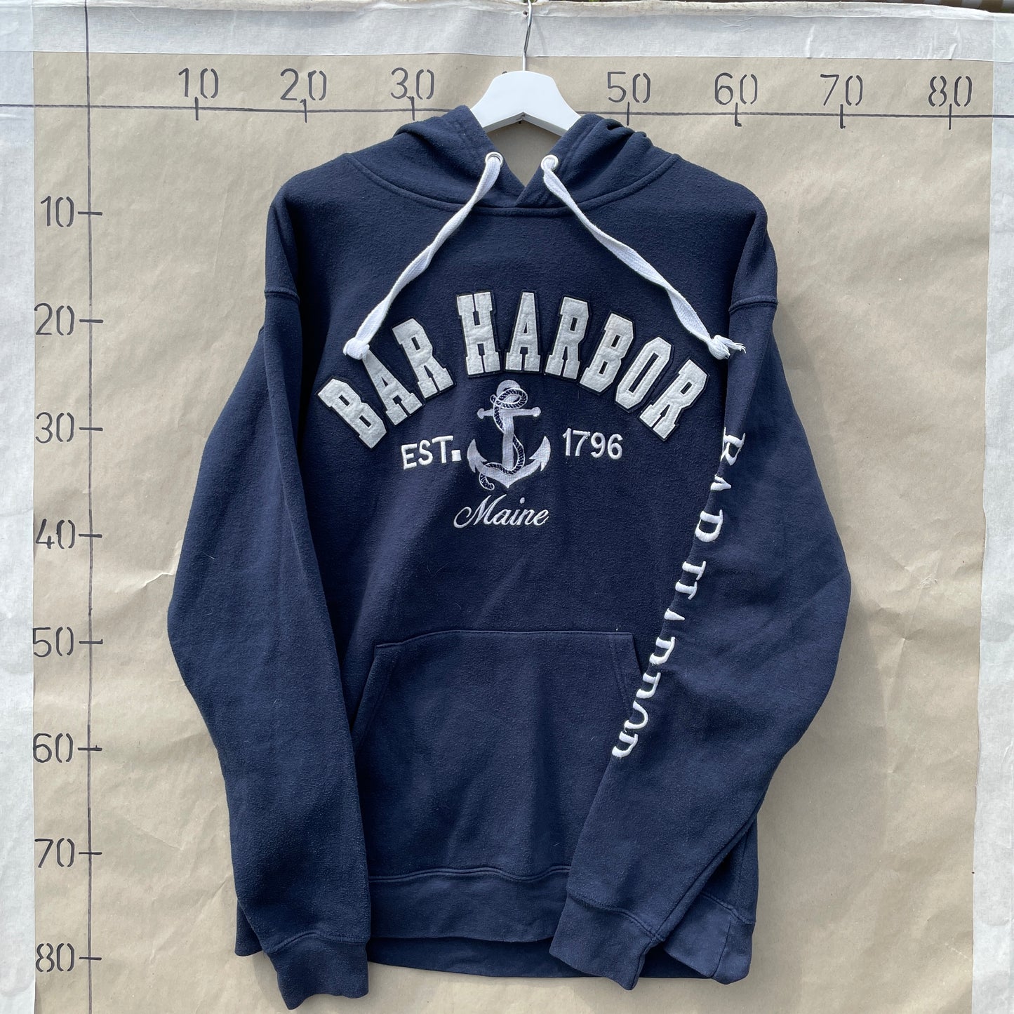 Mørkeblå Bar Harbor Hoodie Med Ankerbroderi Og Stribet Hættefor