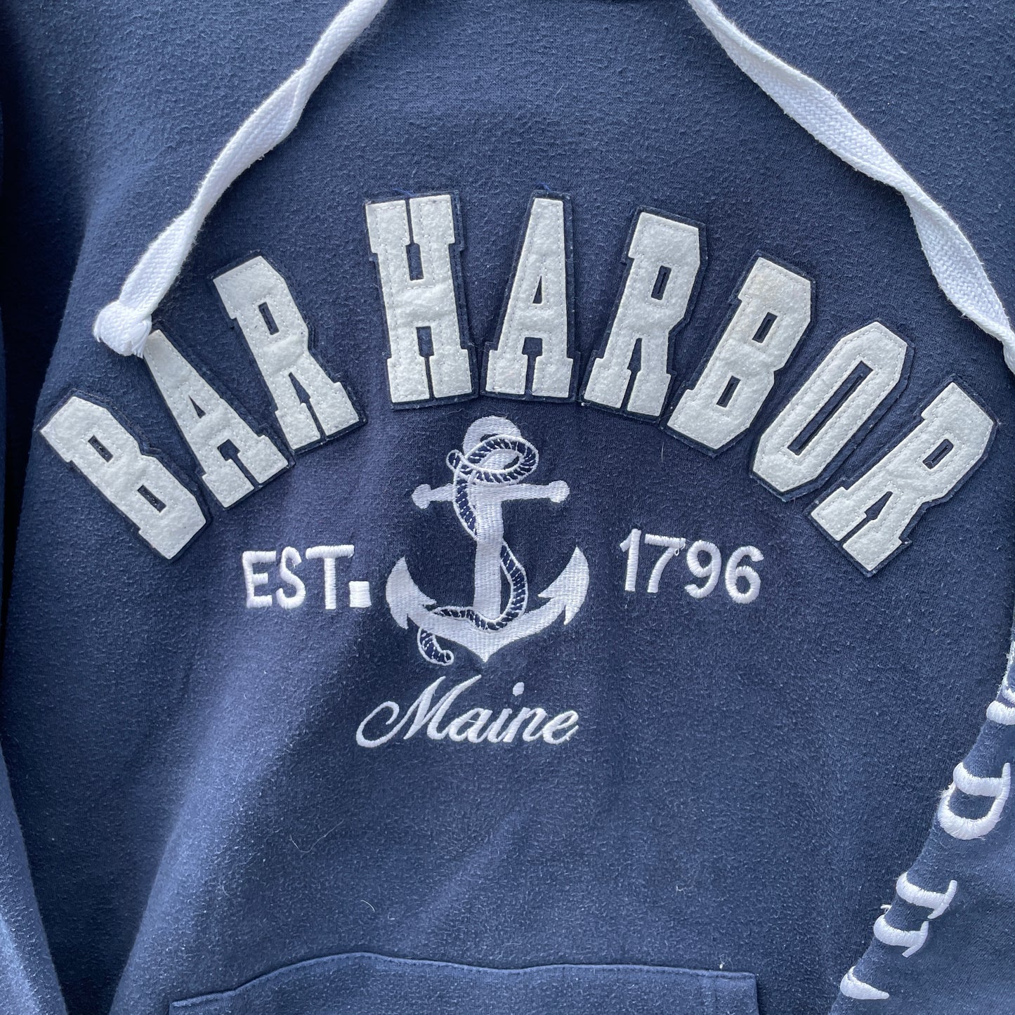Mørkeblå Bar Harbor Hoodie Med Ankerbroderi Og Stribet Hættefor