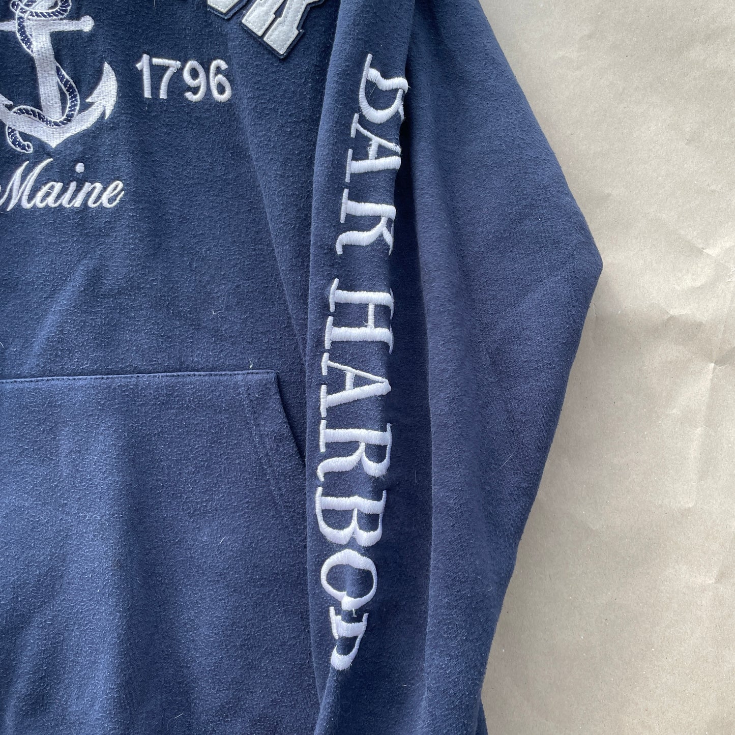 Mørkeblå Bar Harbor Hoodie Med Ankerbroderi Og Stribet Hættefor