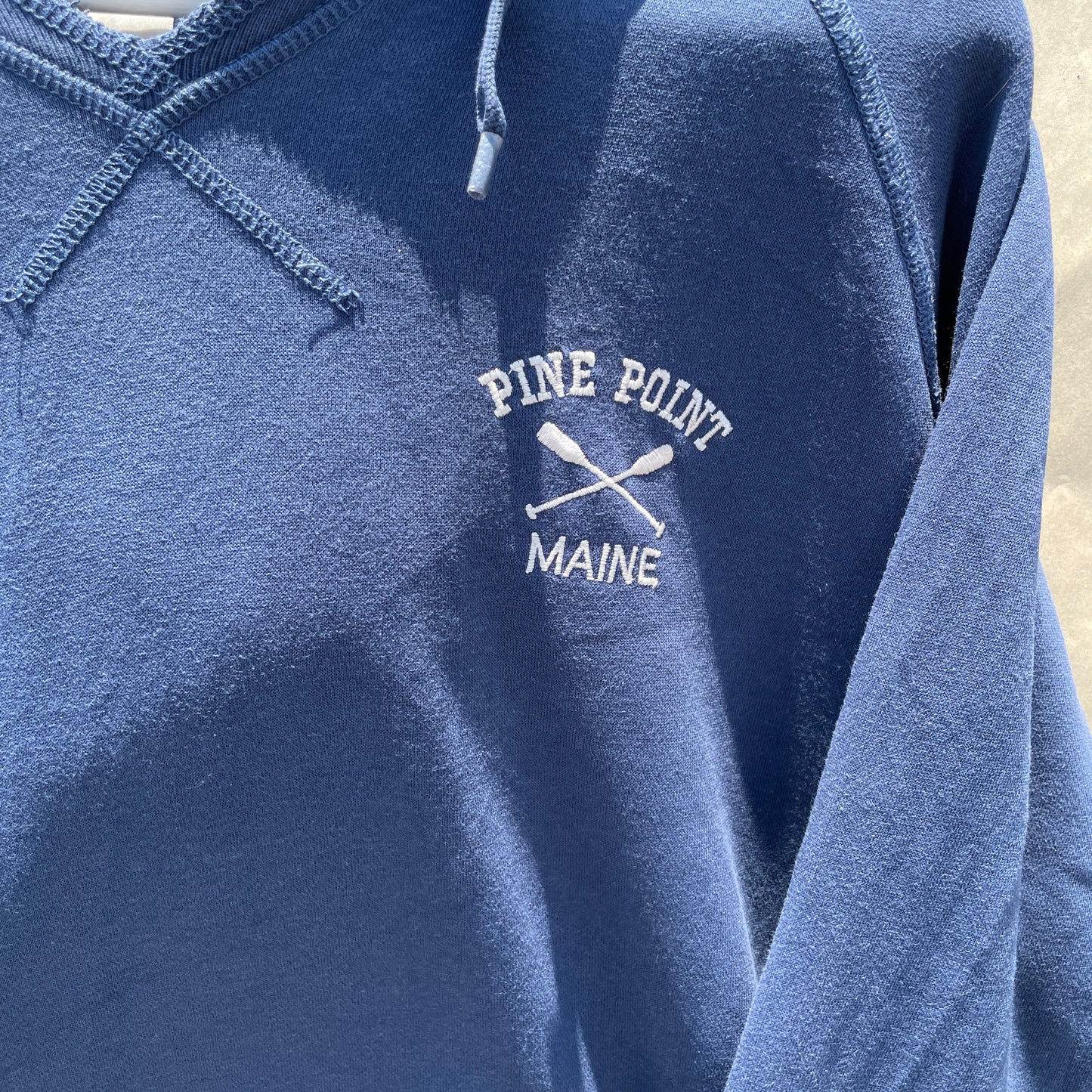 Marineblå Pine Point Hoodie Med Broderi – Vintage Stil
