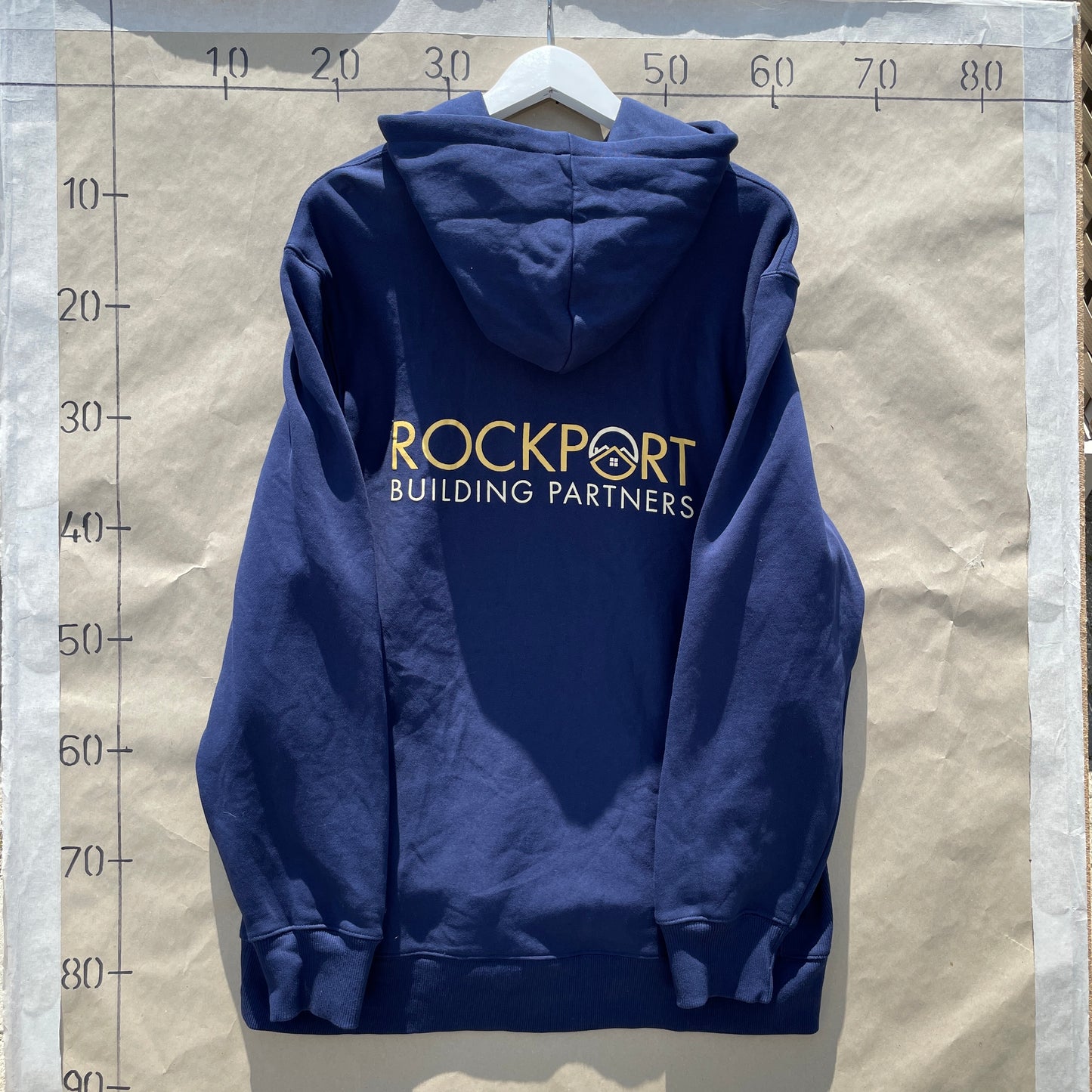 Marineblå Rockport Building Partners Hoodie Med Print – Vintage Stil