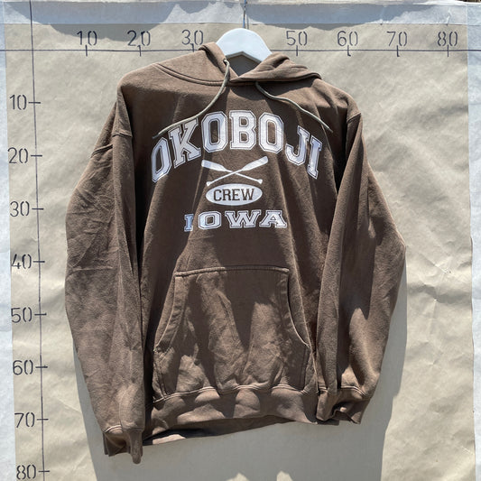Brun Okoboji Iowa Crew Hoodie Med Print – Retro Collegestil