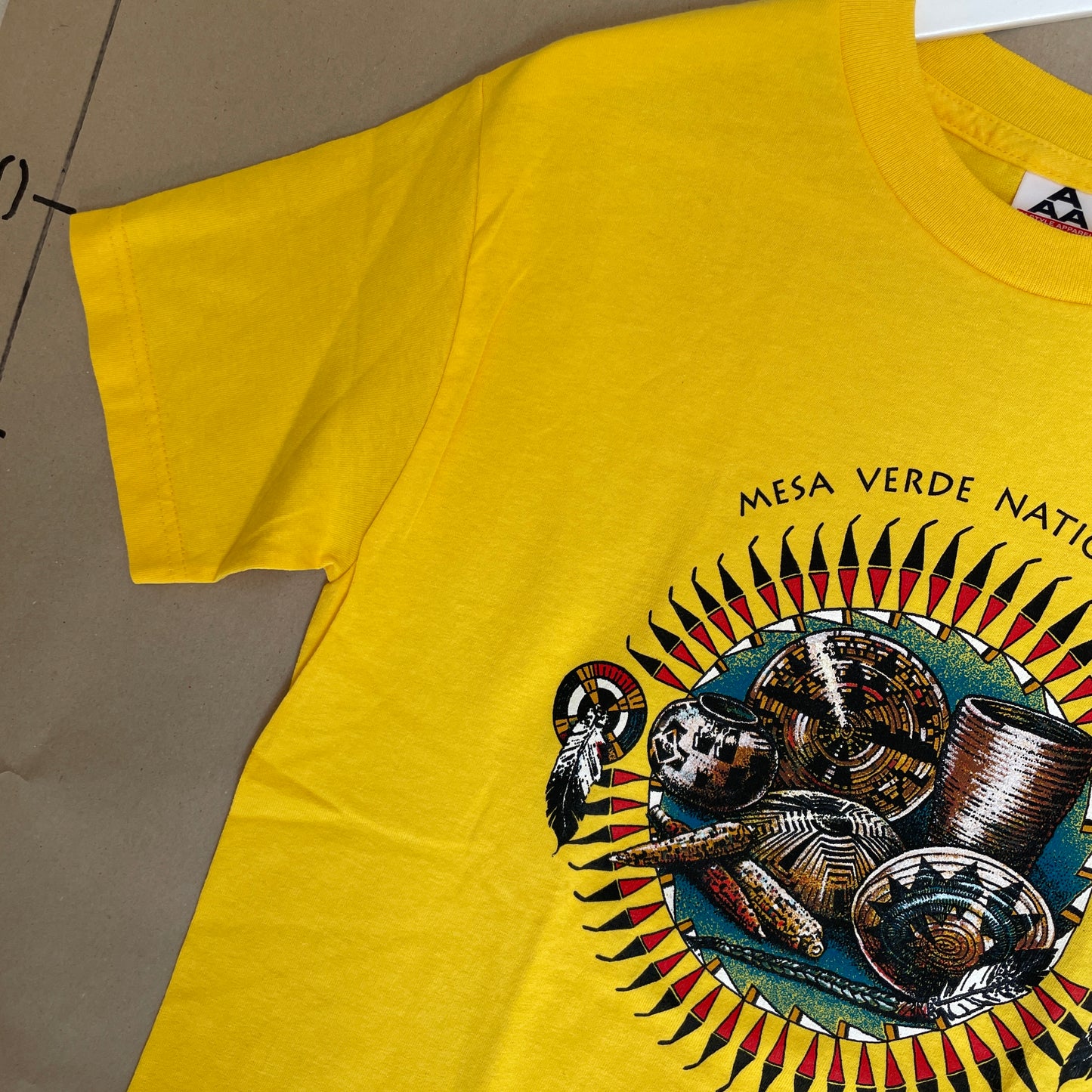 Gul Mesa Verde National Park T-Shirt Med Solcirkel Grafik