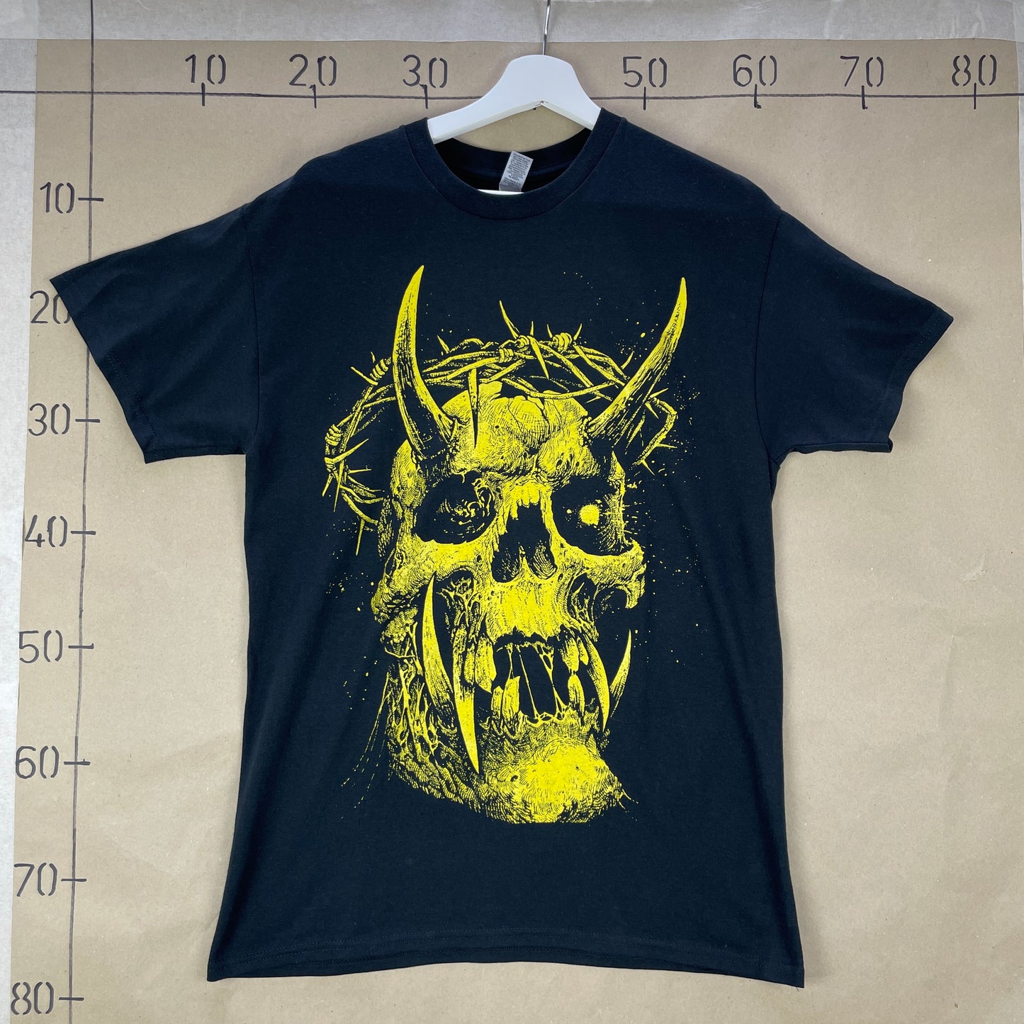 Sort Grafisk Band T-Shirt Med Gul Demonkranie Og Tekst På Ryggen