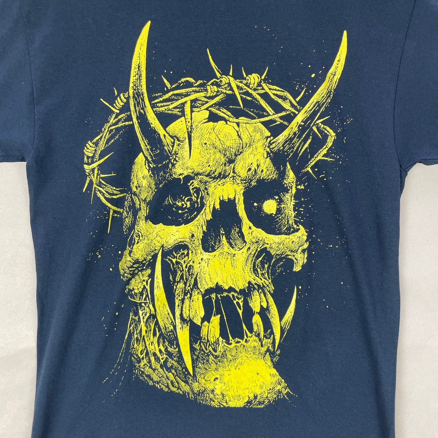 Sort Grafisk Band T-Shirt Med Gul Demonkranie Og Tekst På Ryggen