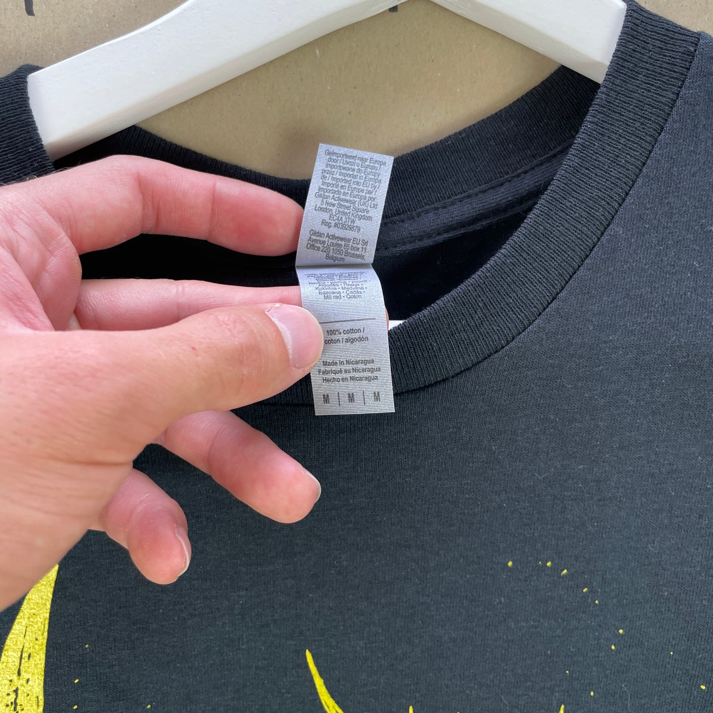 Sort Grafisk Band T-Shirt Med Gul Demonkranie Og Tekst På Ryggen