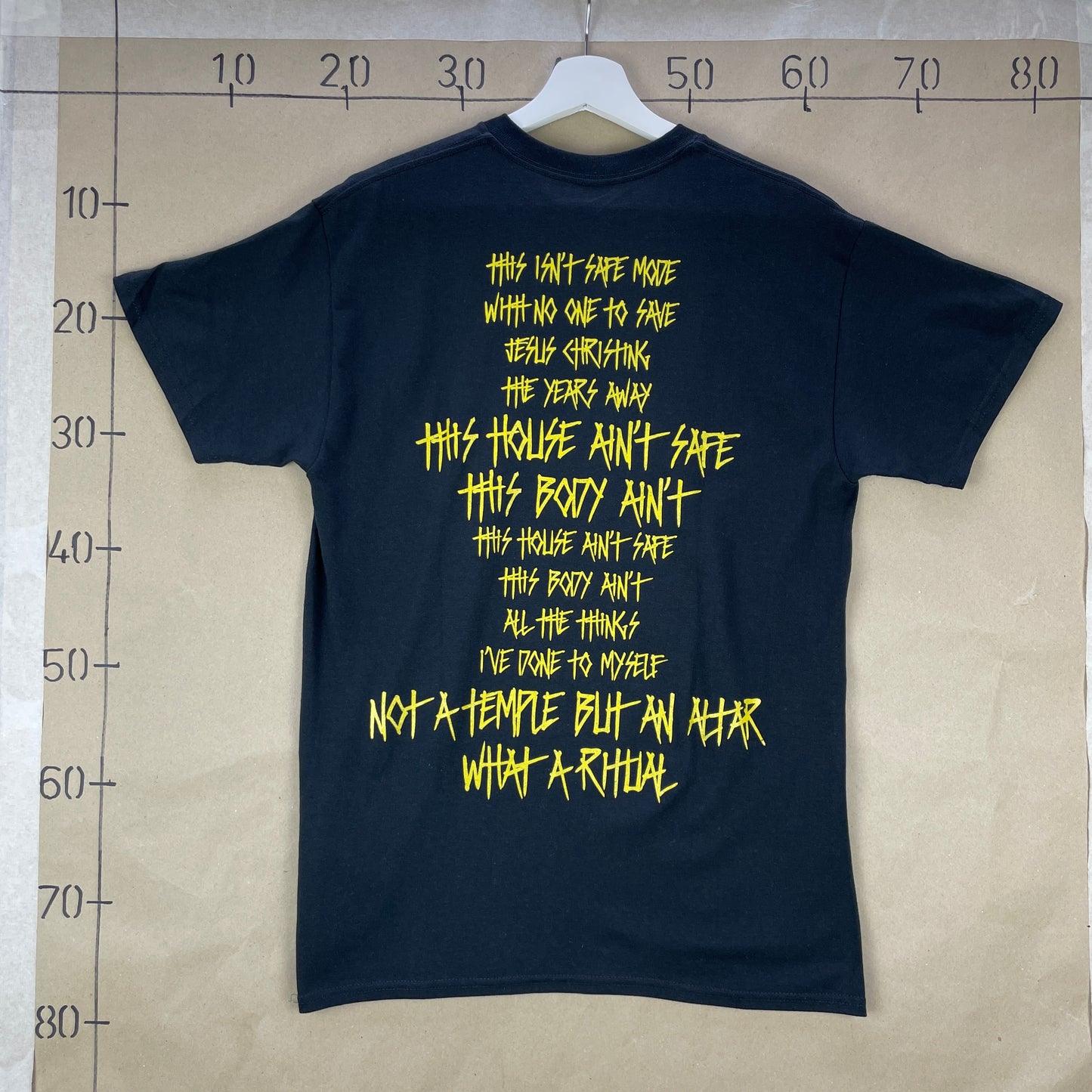 Sort Grafisk Band T-Shirt Med Gul Demonkranie Og Tekst På Ryggen